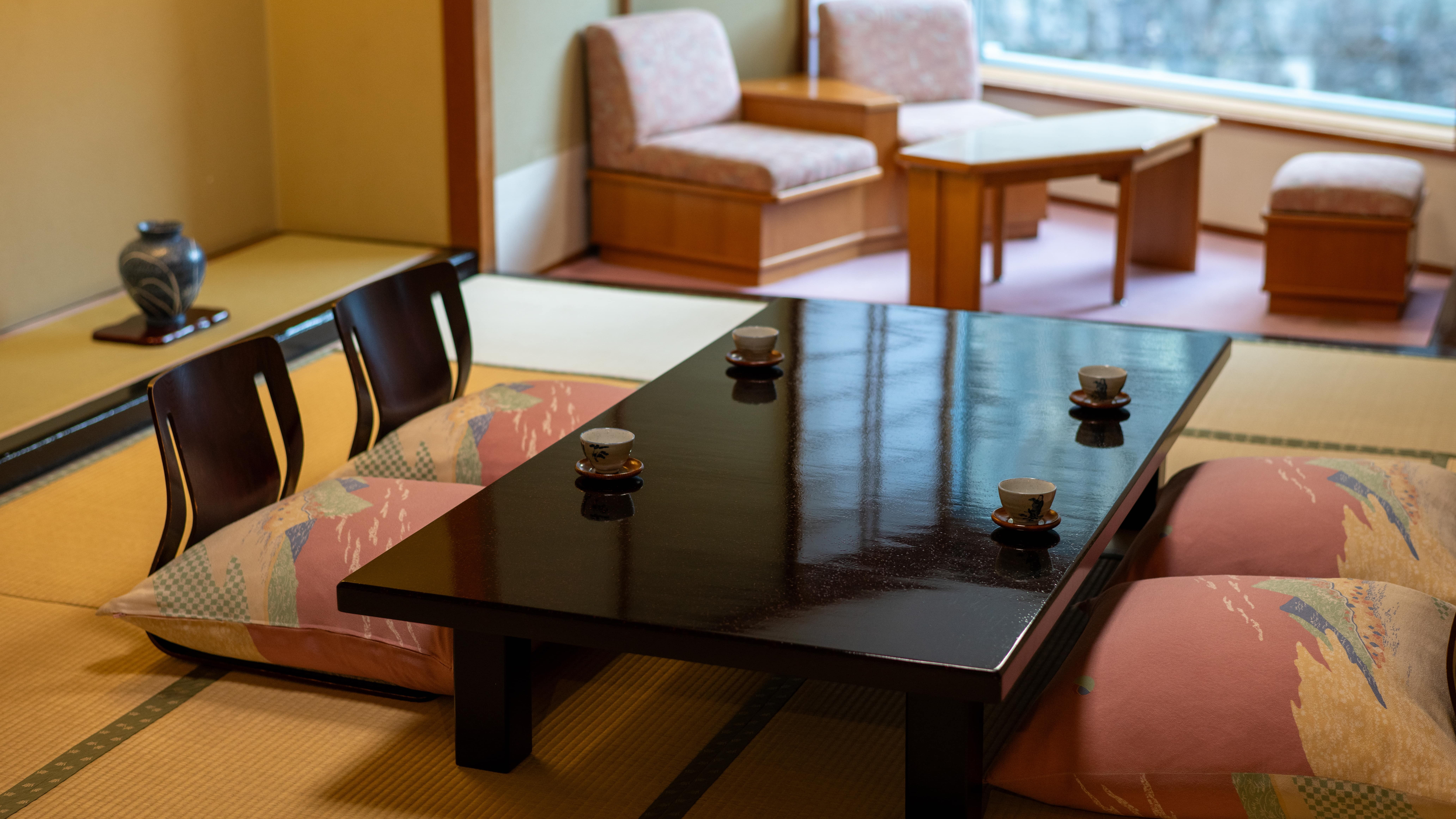 【スーペリア和室 12畳｜紫雲閣】四季の景色が美しい♪渓谷と片倉山を望むお部屋です