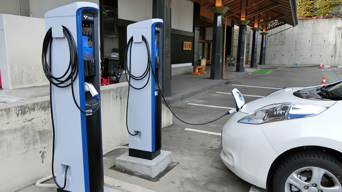 【EVスタンド】玄関前の電気自動車の充電スタンド◆ご利用の際はフロントまでお声がけください。