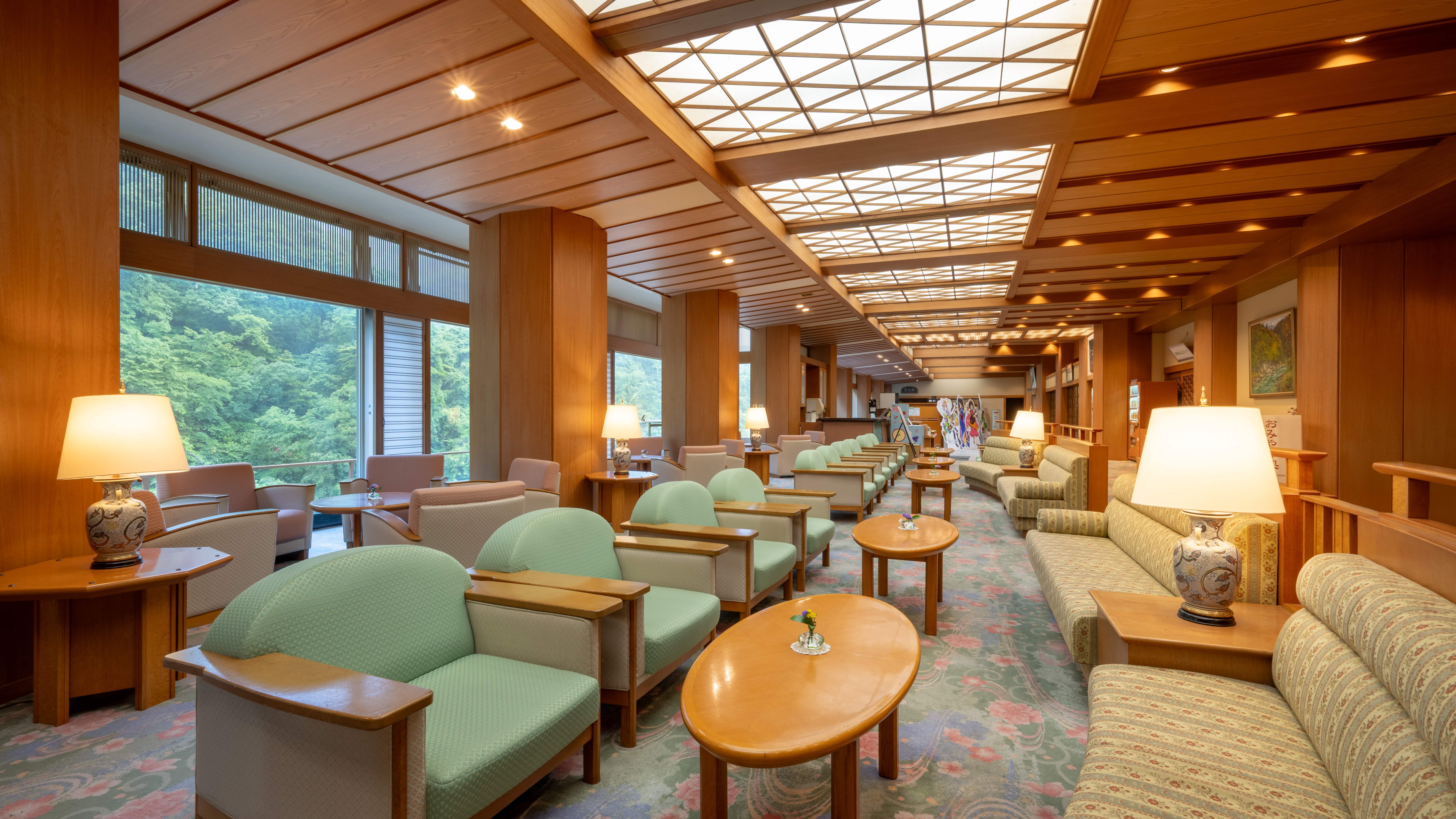 【ロビーラウンジ】四季の大自然のパノラマが美しい♪くつろぎのラウンジです
