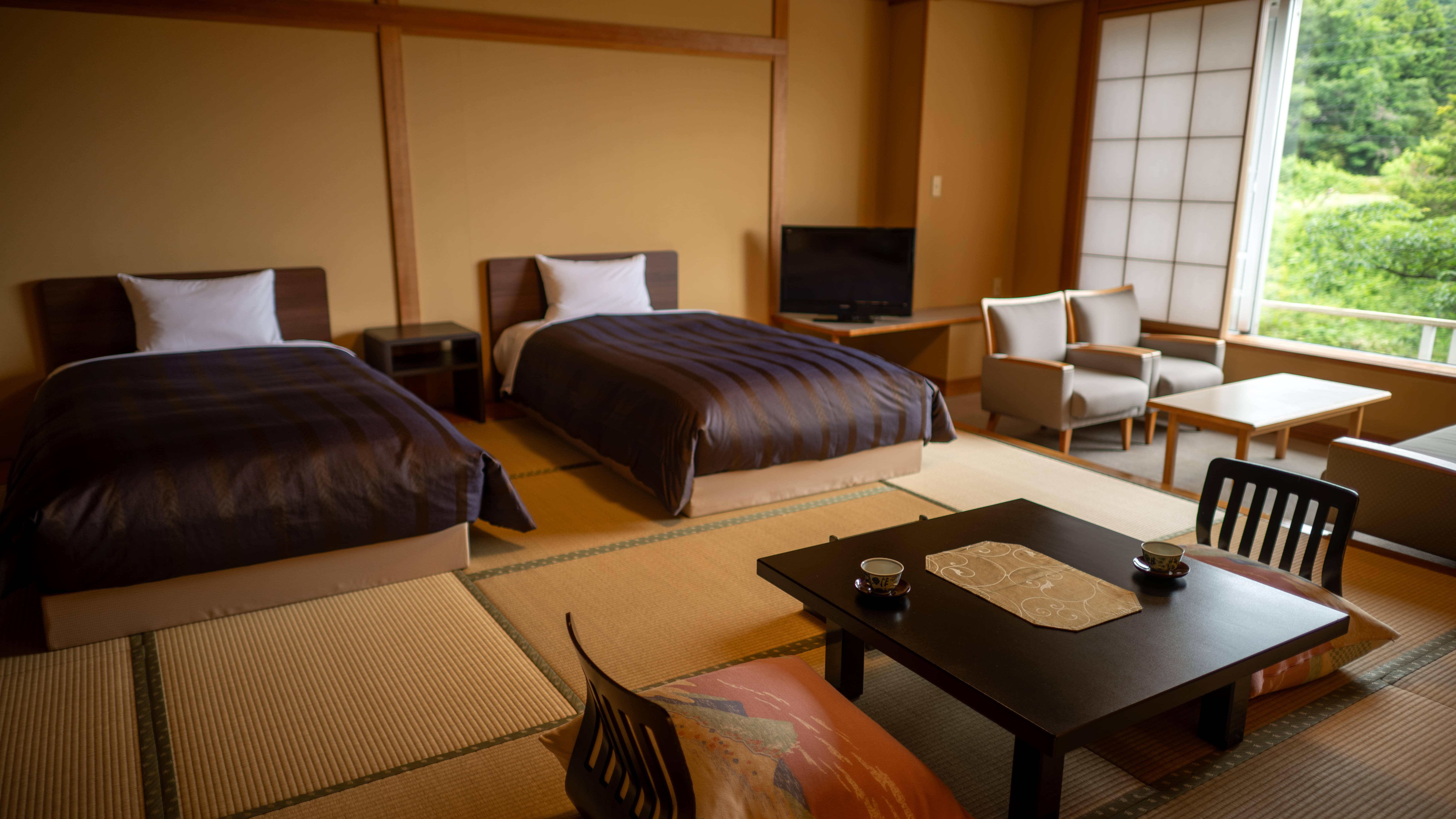 【和ベッド客室 12.5畳｜凌雲閣】セミダブルベッド付きの和室のお部屋です