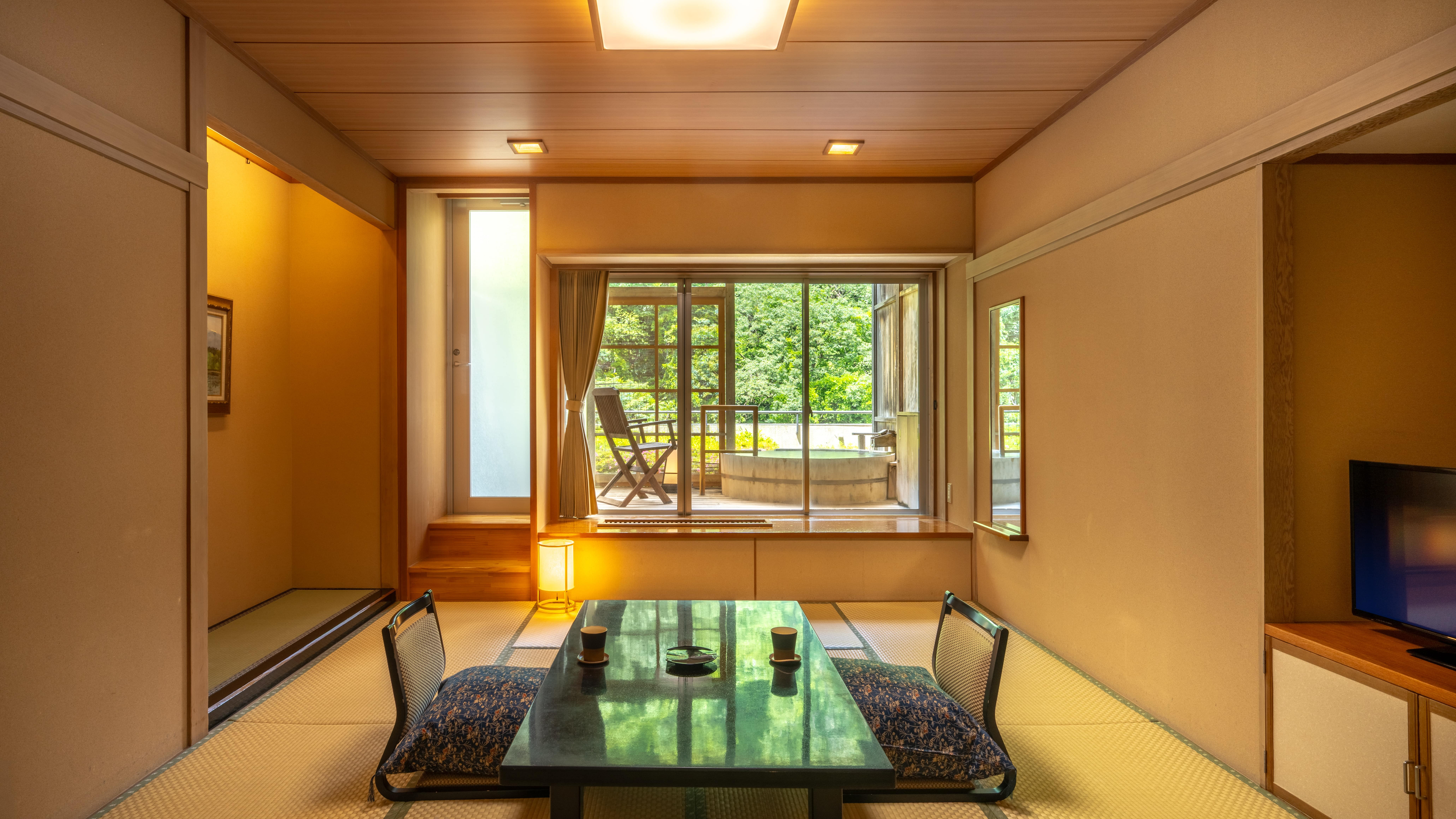 【露天風呂付客室｜紅雲閣】檜造りの露天風呂がある、1日3室限定の和室10畳のお部屋です