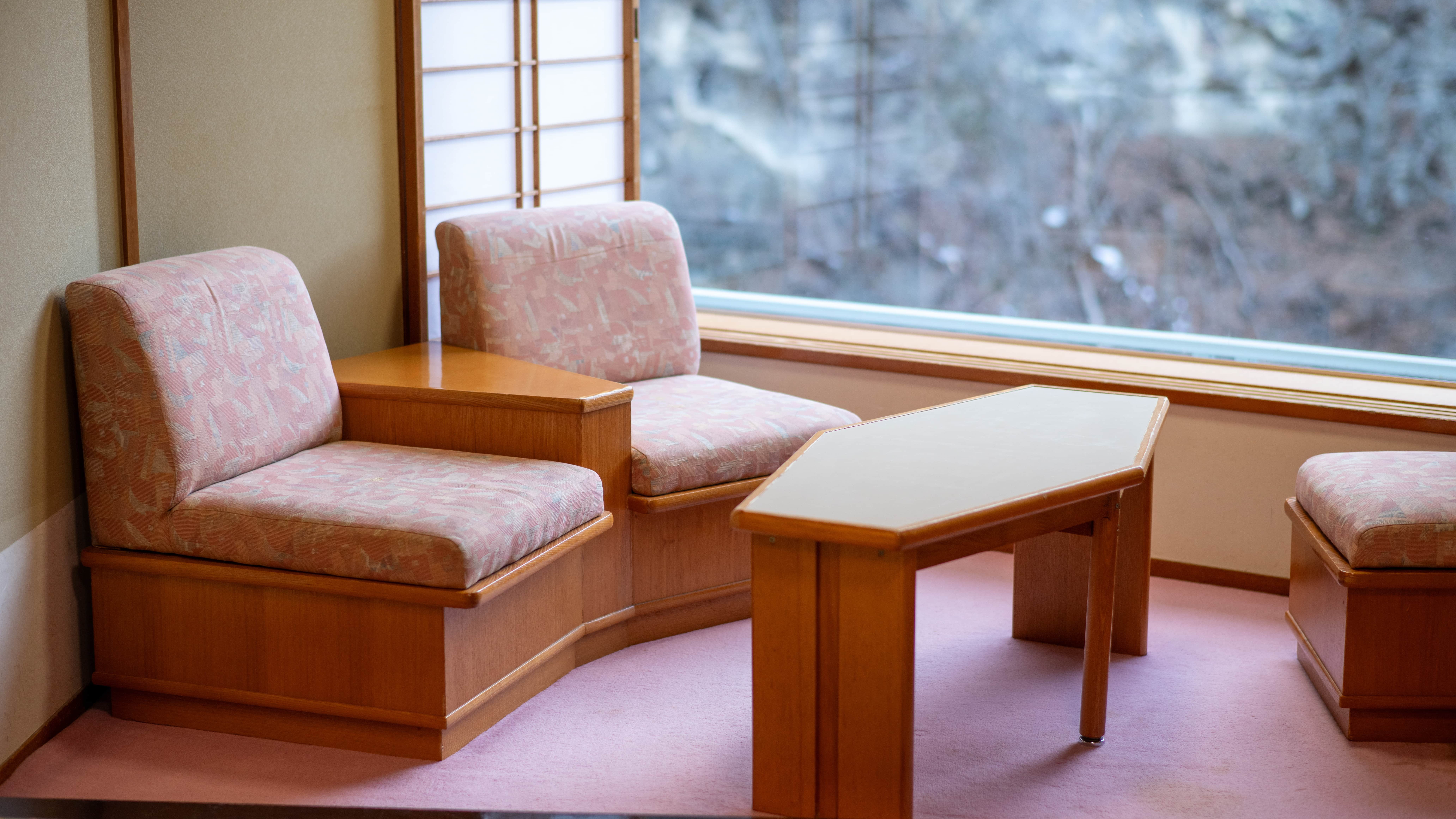 【スーペリア和室 12畳｜紫雲閣】四季の景色が美しい♪渓谷と片倉山を望むお部屋です