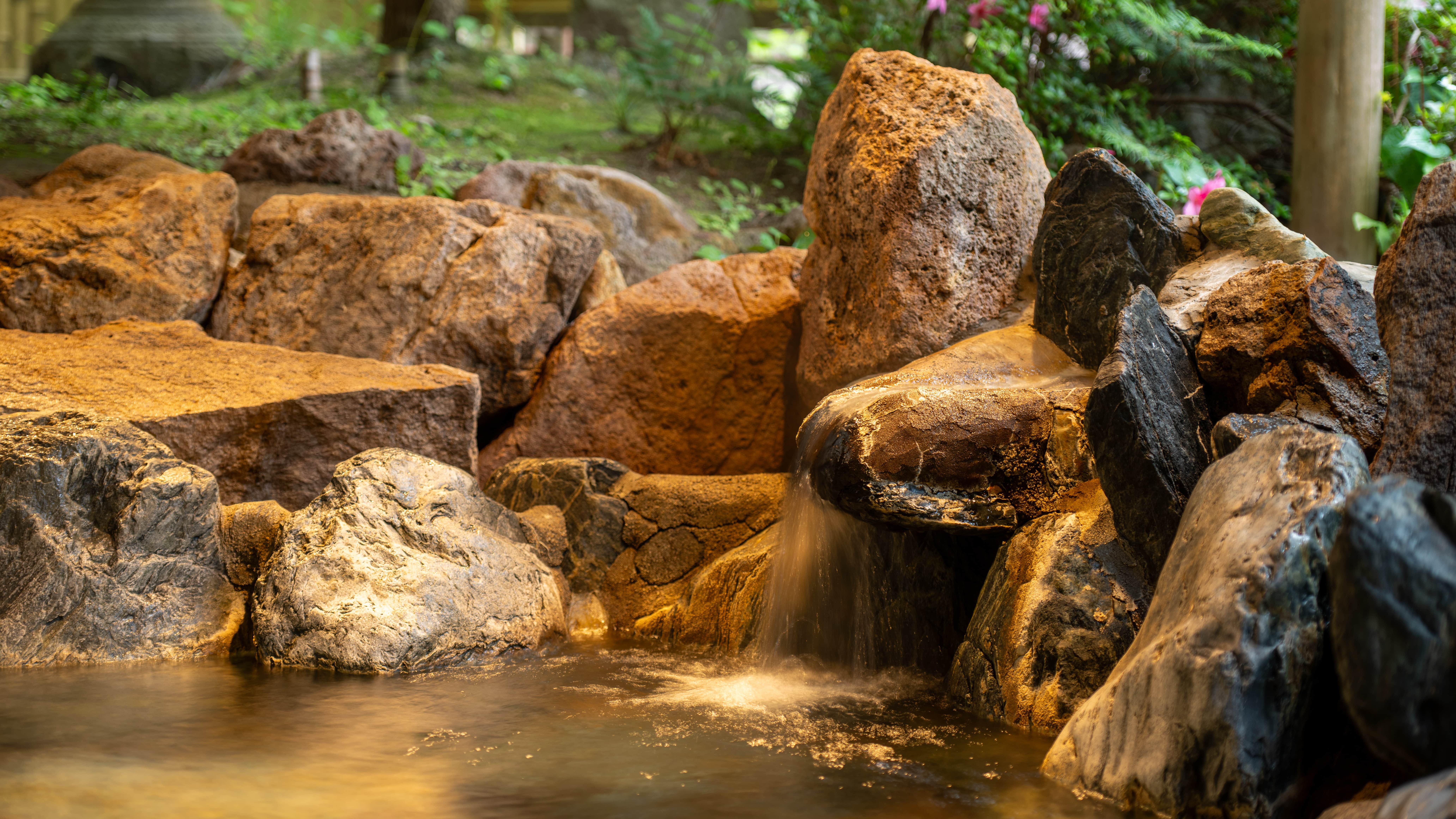 【露天風呂・かもしかの湯】大浴場は東北最大級！自然の眺めも美しい♪自家源泉の「弱アルカリ性単純泉」
