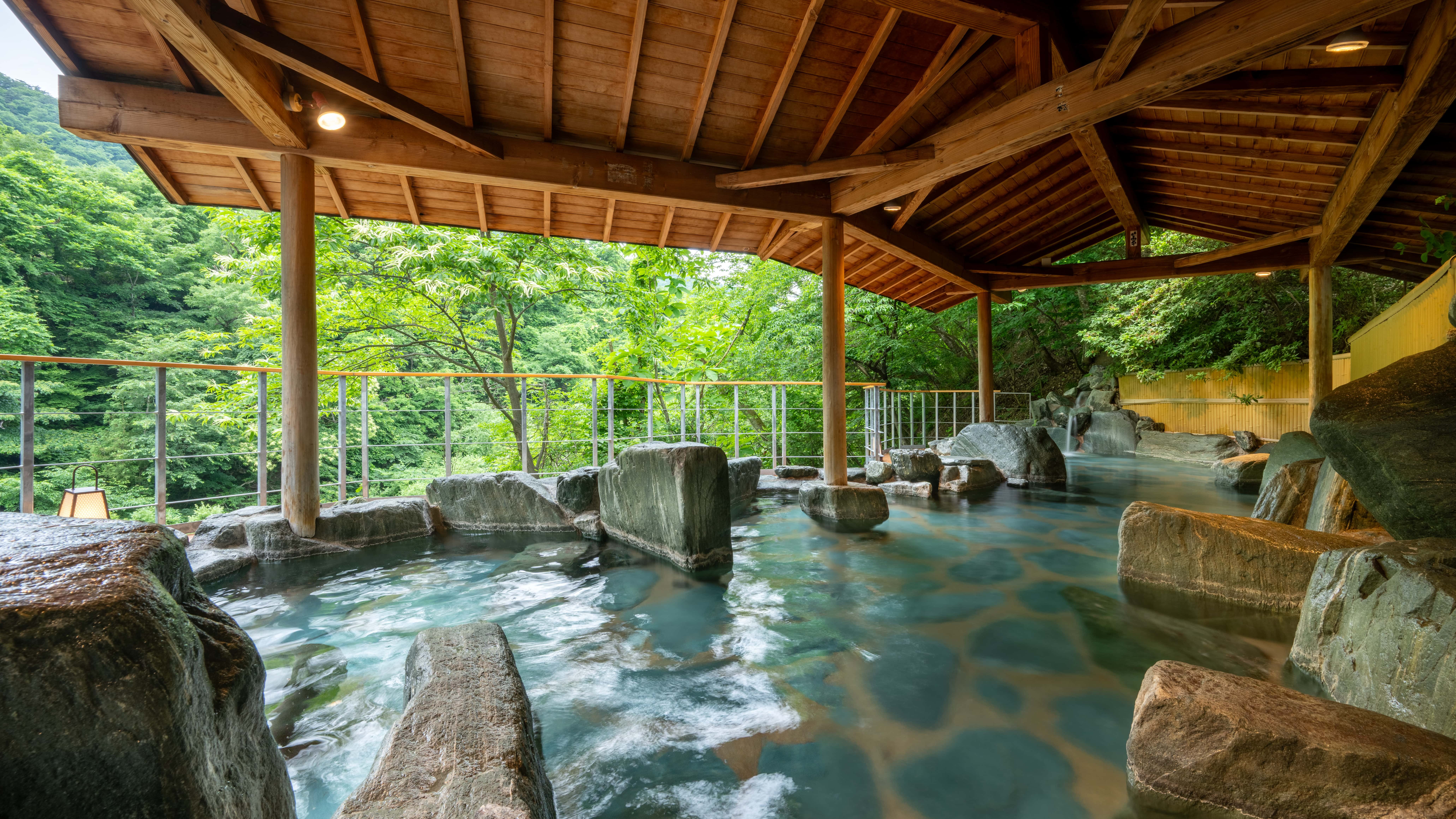 【露天風呂・さるあみの湯】大浴場は東北最大級！自然の眺めも美しい♪自家源泉の「弱アルカリ性単純泉」