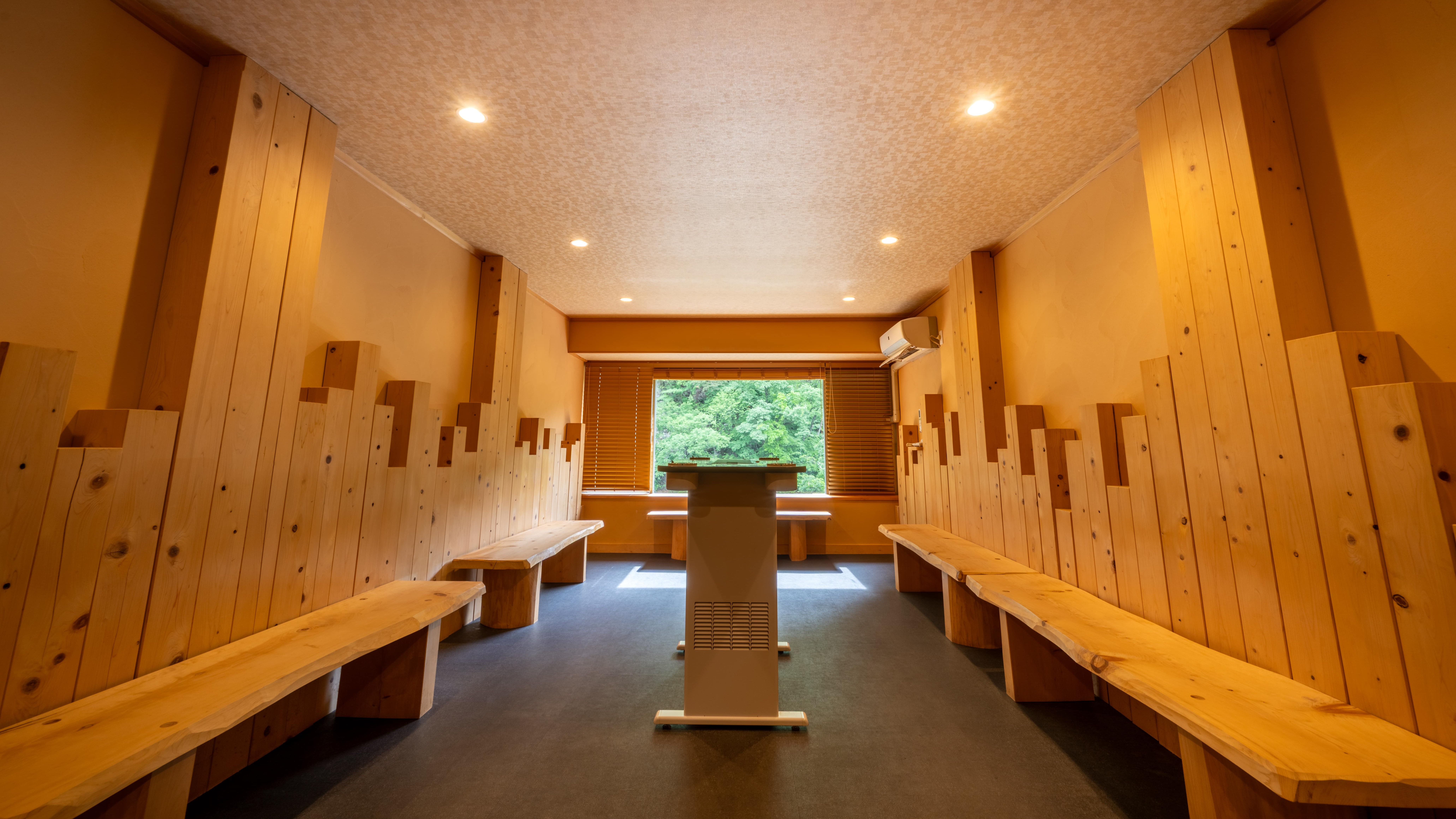 【喫煙所】広々とした空間で四季の景色もお楽しみいただけます