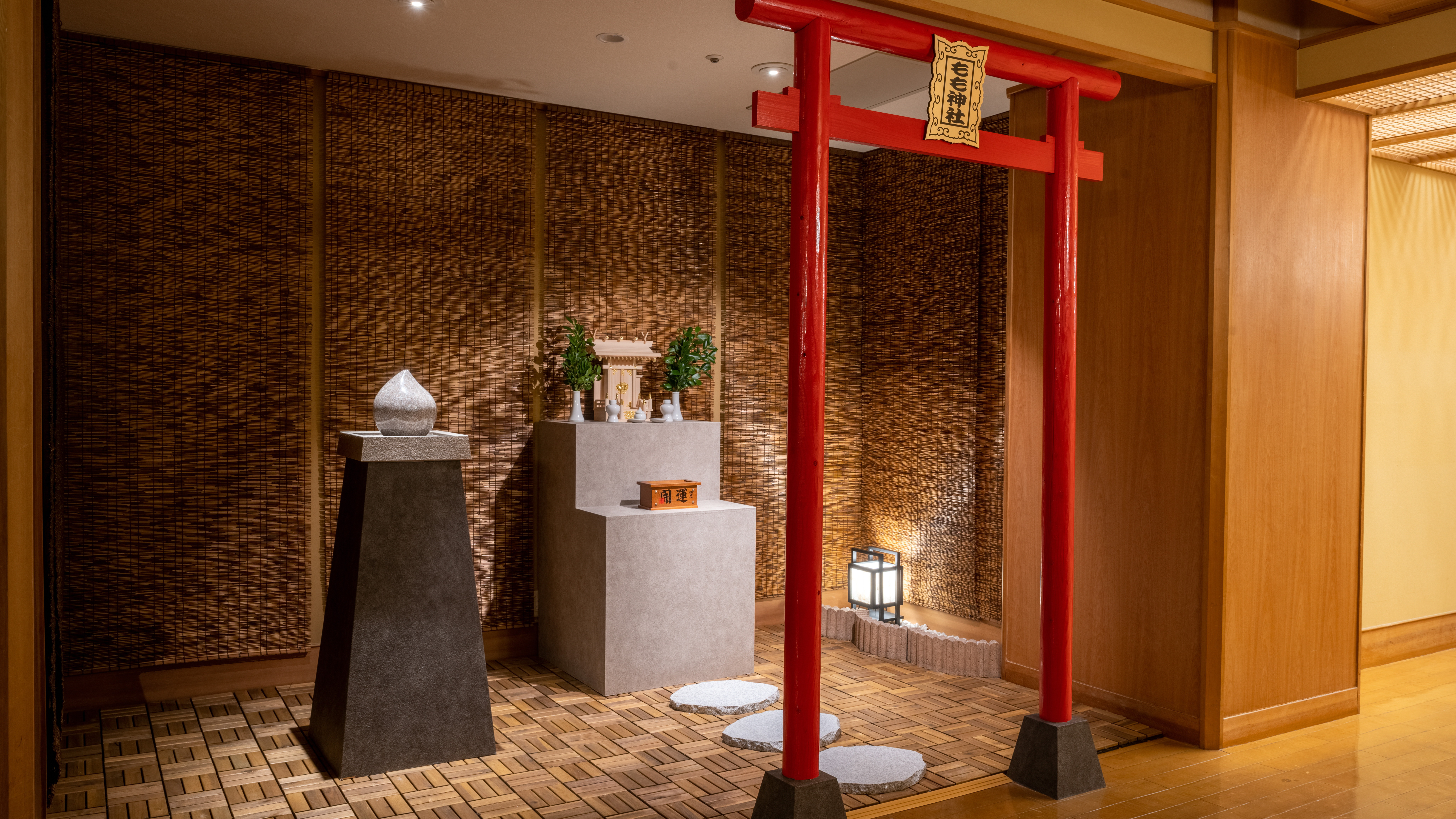 【もも神社】「撫でもも」御神体としています。桃には魔除けや疫病退散などのご利益も！