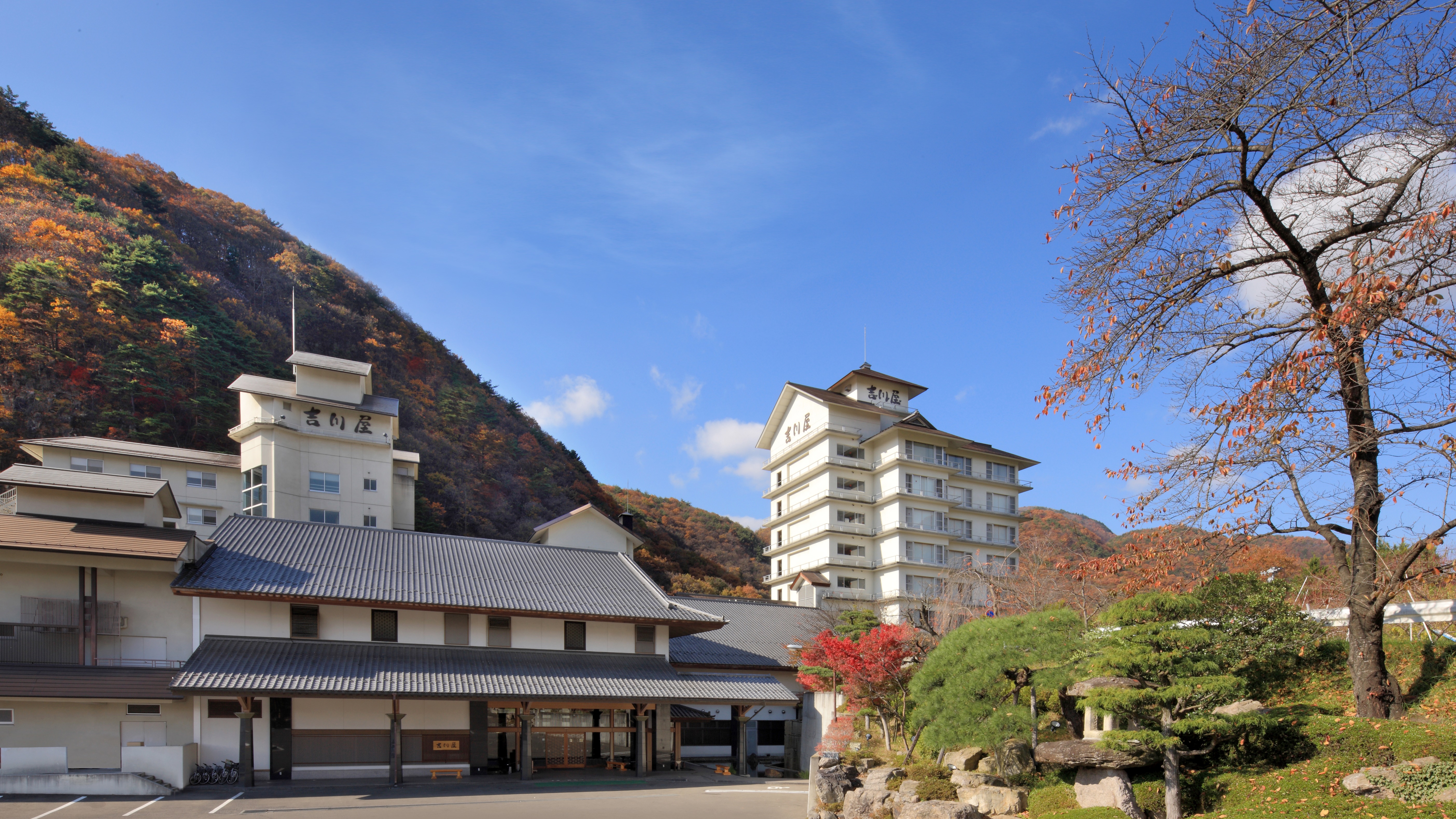 【外観】秋の吉川屋◆葉が美しく色づき風情を感じます