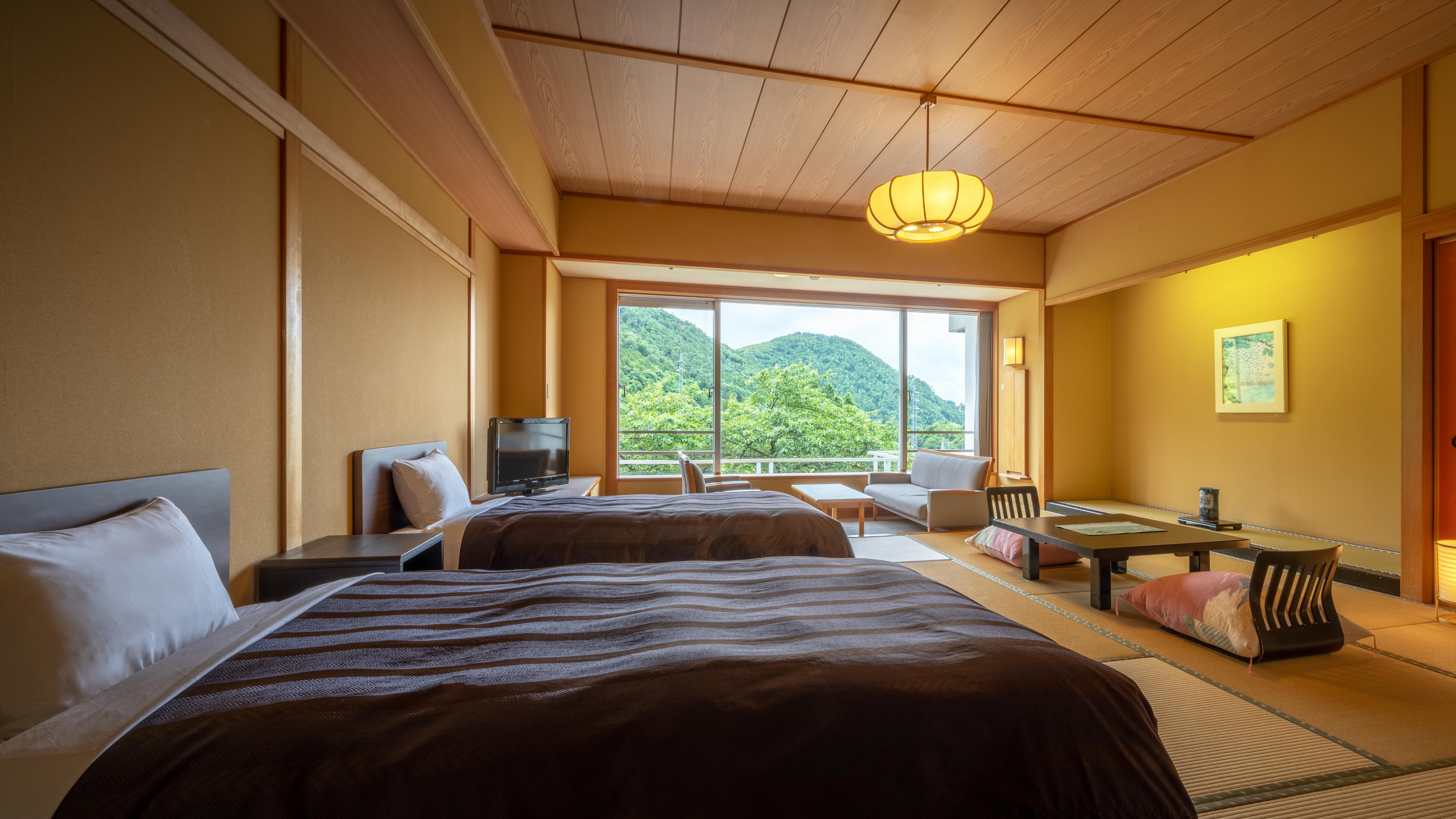 【和ベッド客室 12.5畳｜凌雲閣】セミダブルベッド付きの和室のお部屋です