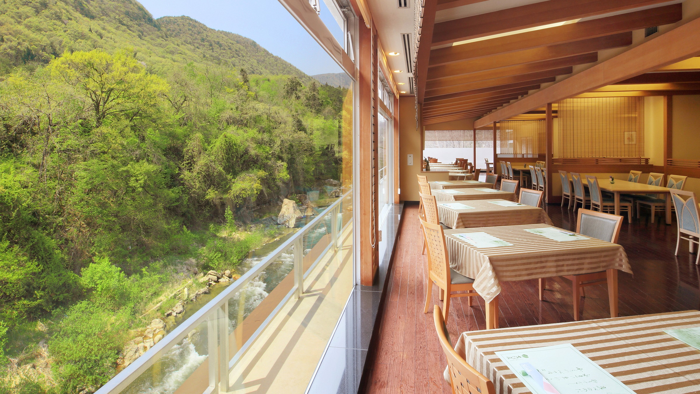 【レストラン まつかぜ】雄大な渓谷の景色が楽しめる、眺望が自慢のお食事会場です