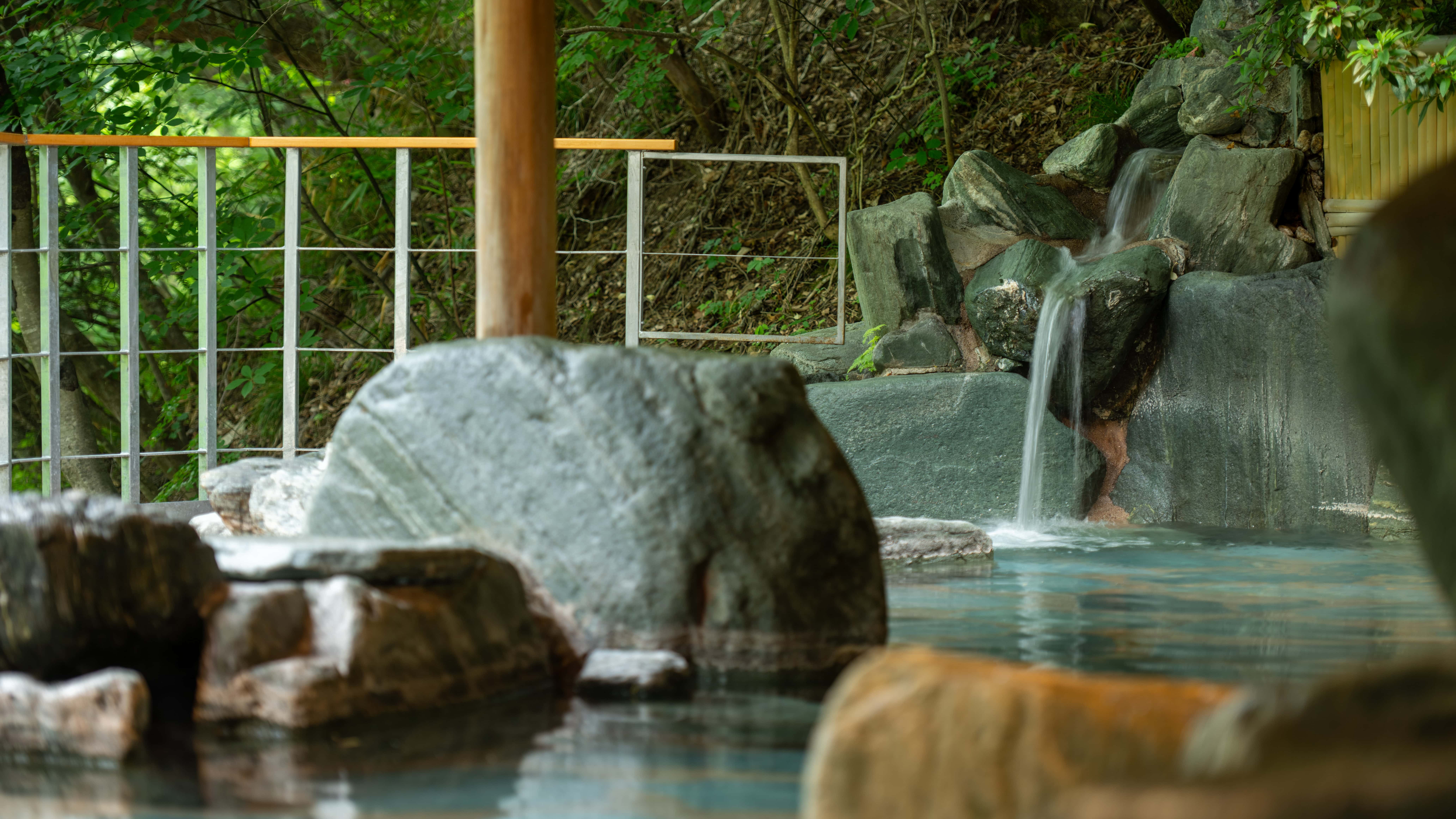【露天風呂・さるあみの湯】大浴場は東北最大級！自然の眺めも美しい♪自家源泉の「弱アルカリ性単純泉」