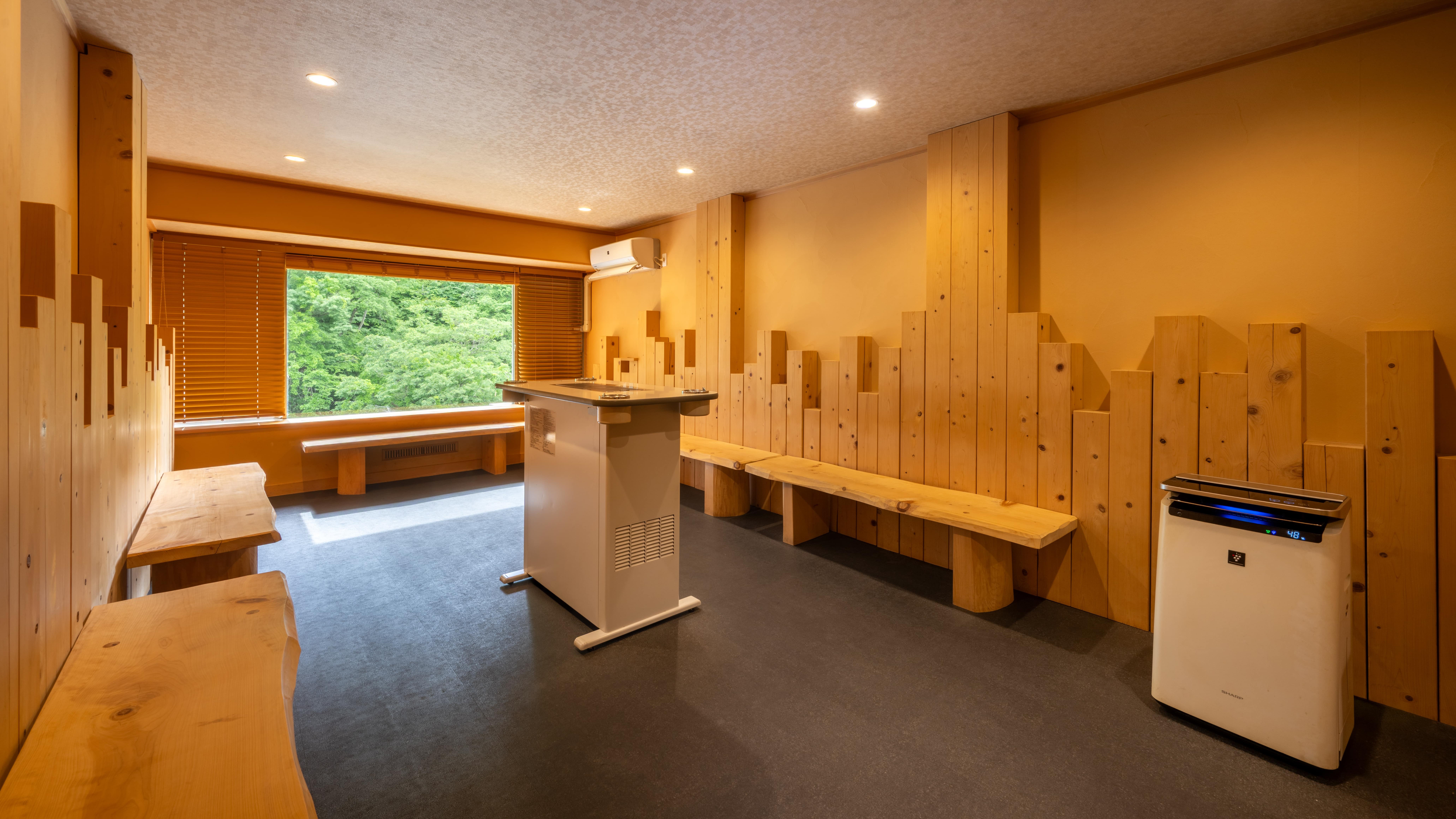 【喫煙所】広々とした空間で四季の景色もお楽しみいただけます