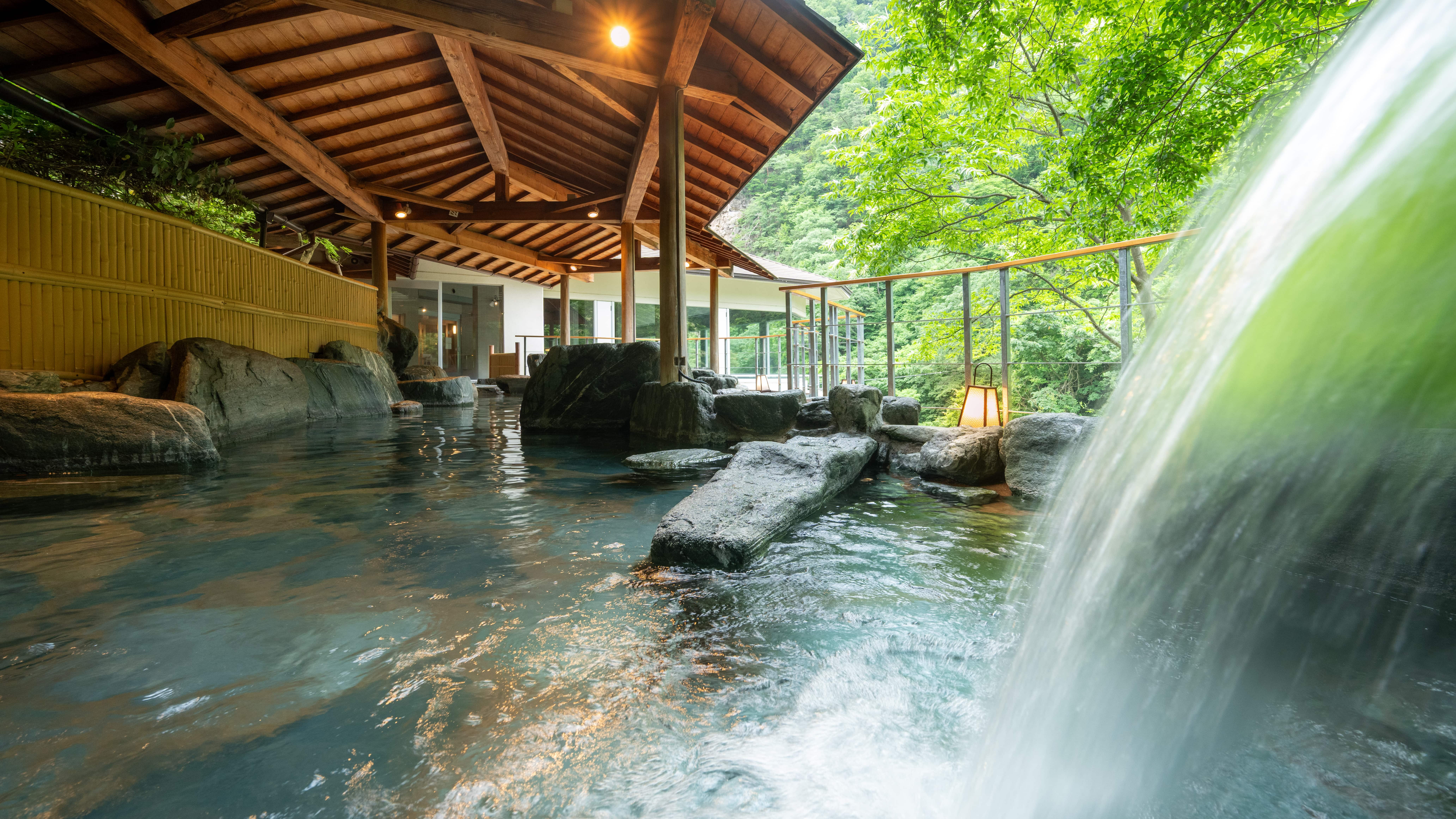 【露天風呂・さるあみの湯】大浴場は東北最大級！自然の眺めも美しい♪自家源泉の「弱アルカリ性単純泉」
