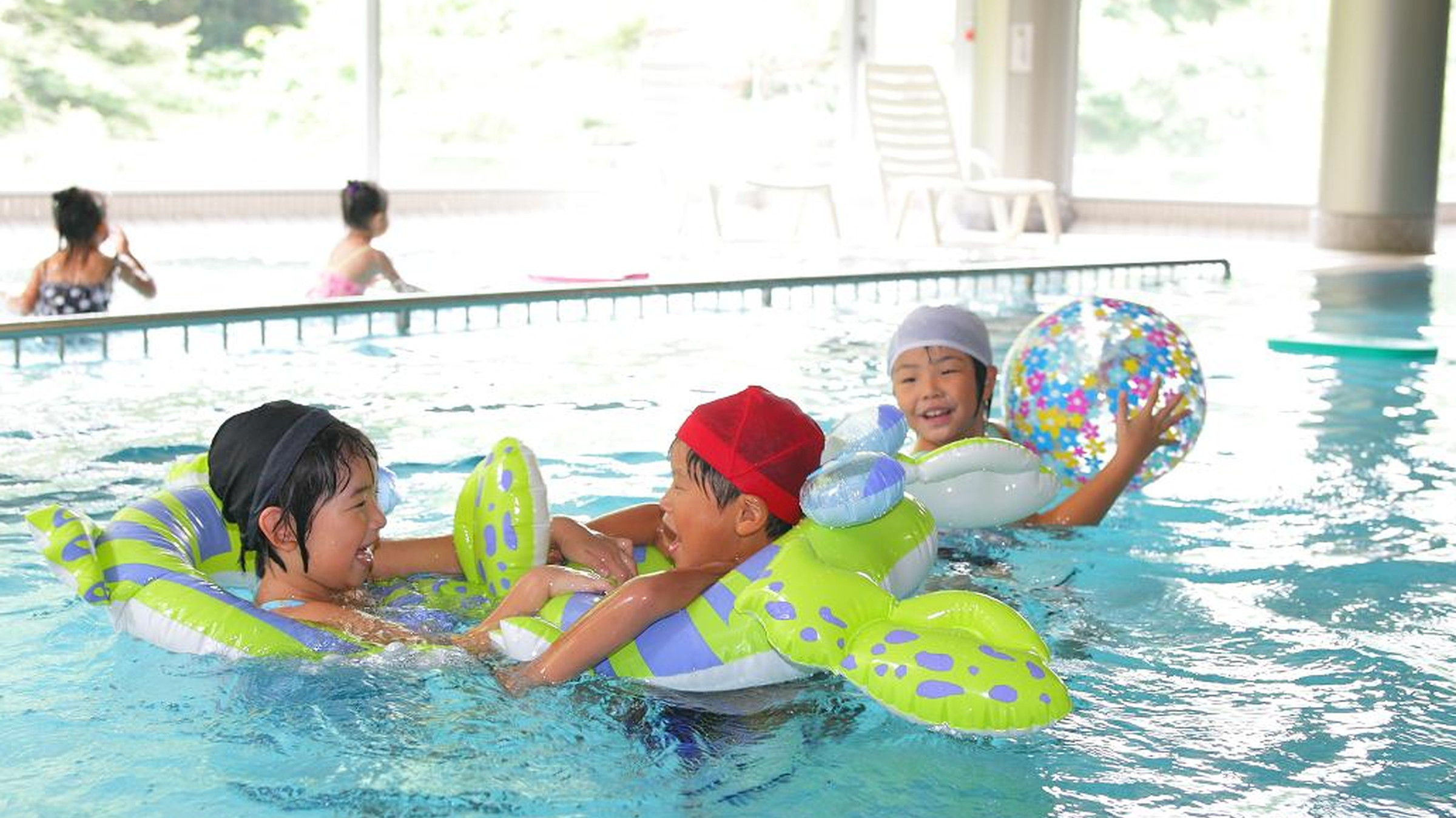 【屋内温水プール「アフロス」】シーズン限定の屋内温水です。お楽しみください♪