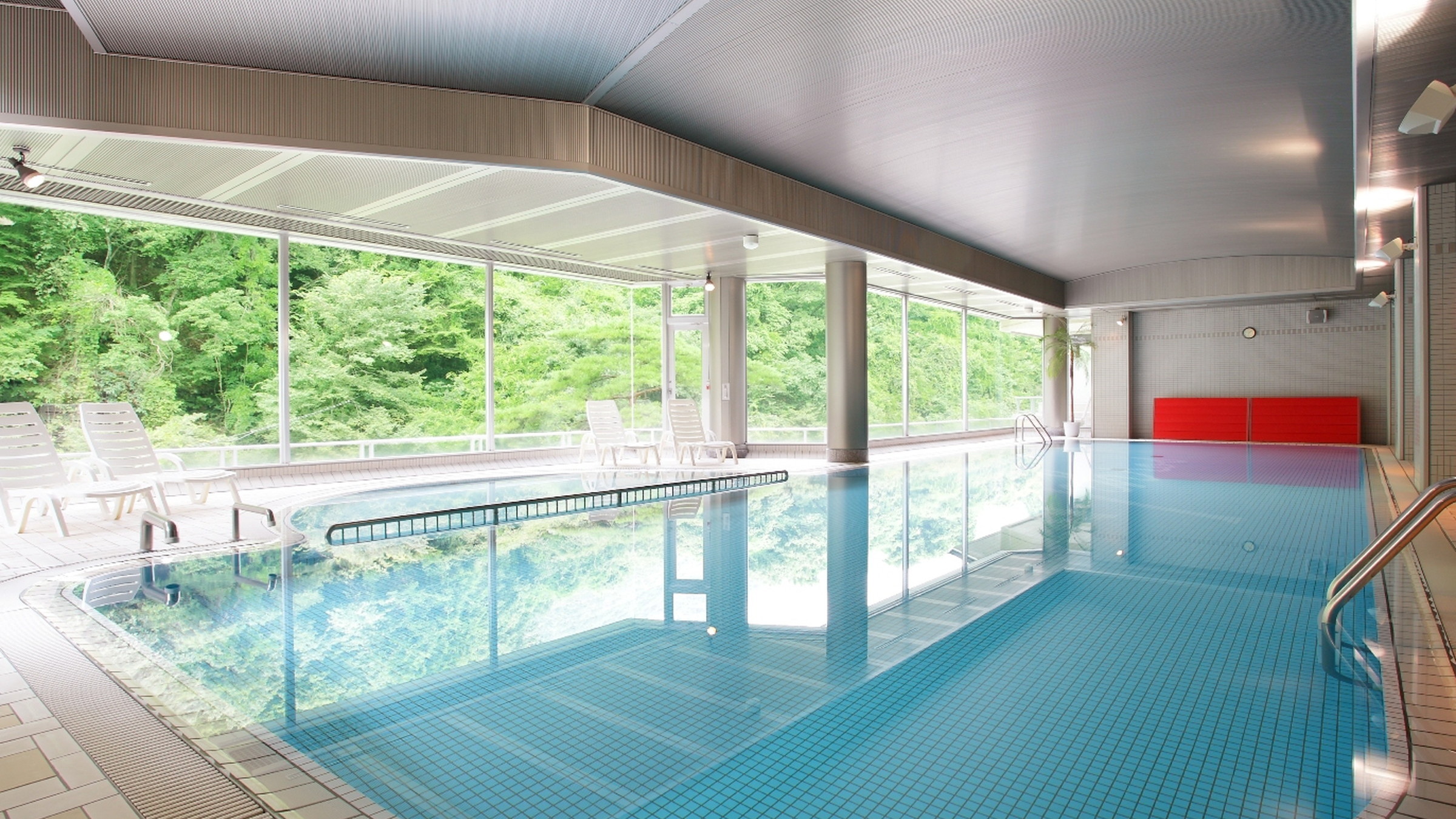 【屋内温水プール「アフロス」】シーズン限定の屋内温水です。お楽しみください♪