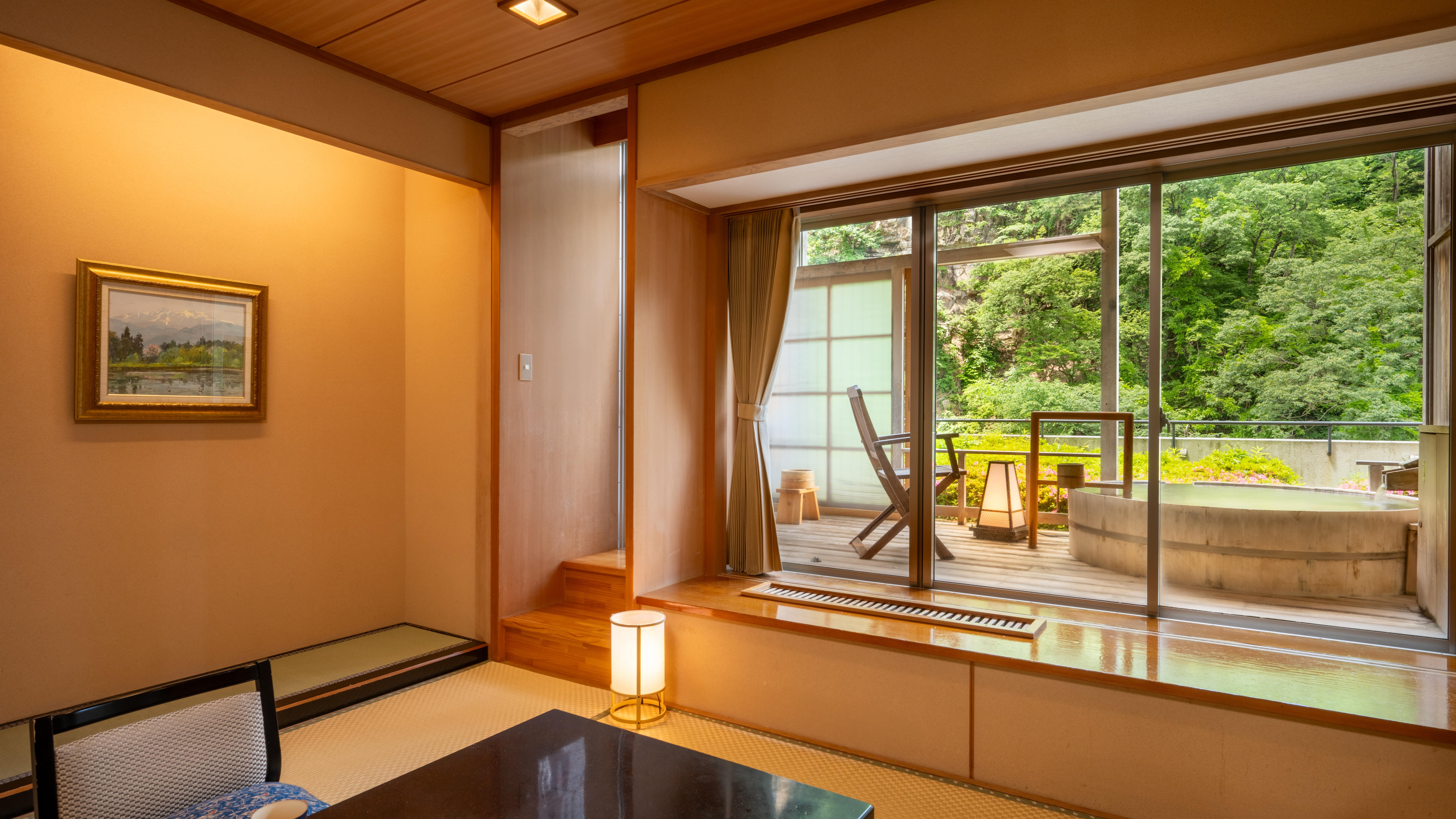 【露天風呂付客室｜紅雲閣】檜造りの露天風呂がある、1日3室限定の和室10畳のお部屋です