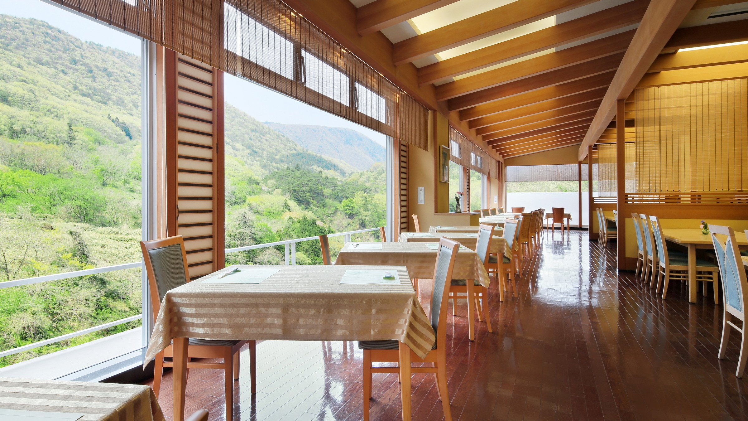 【レストラン まつかぜ】雄大な渓谷の景色が楽しめる、眺望が自慢のお食事会場です