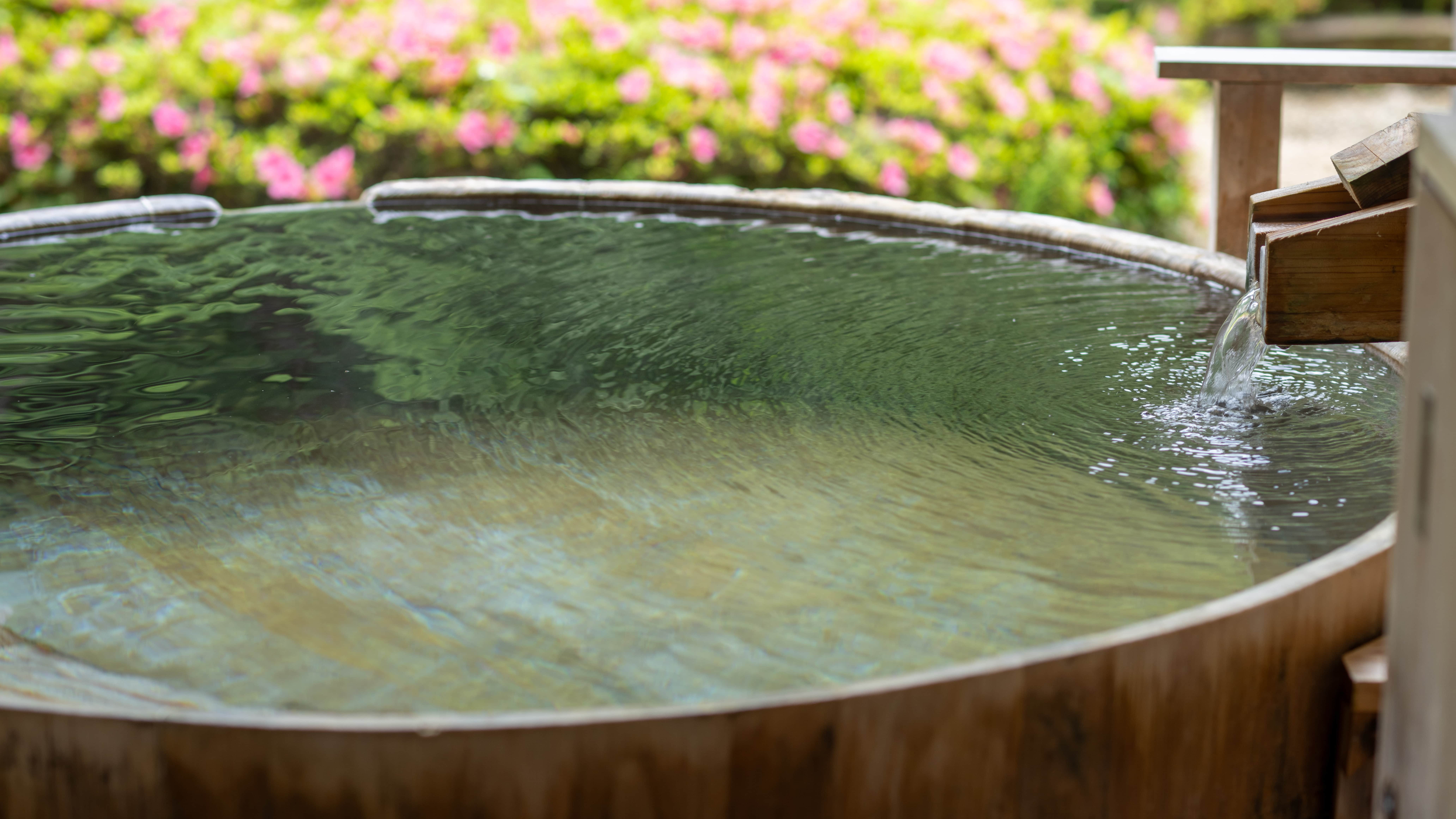 【露天風呂付客室｜紅雲閣】檜造りの露天風呂がある、1日3室限定の和室10畳のお部屋です