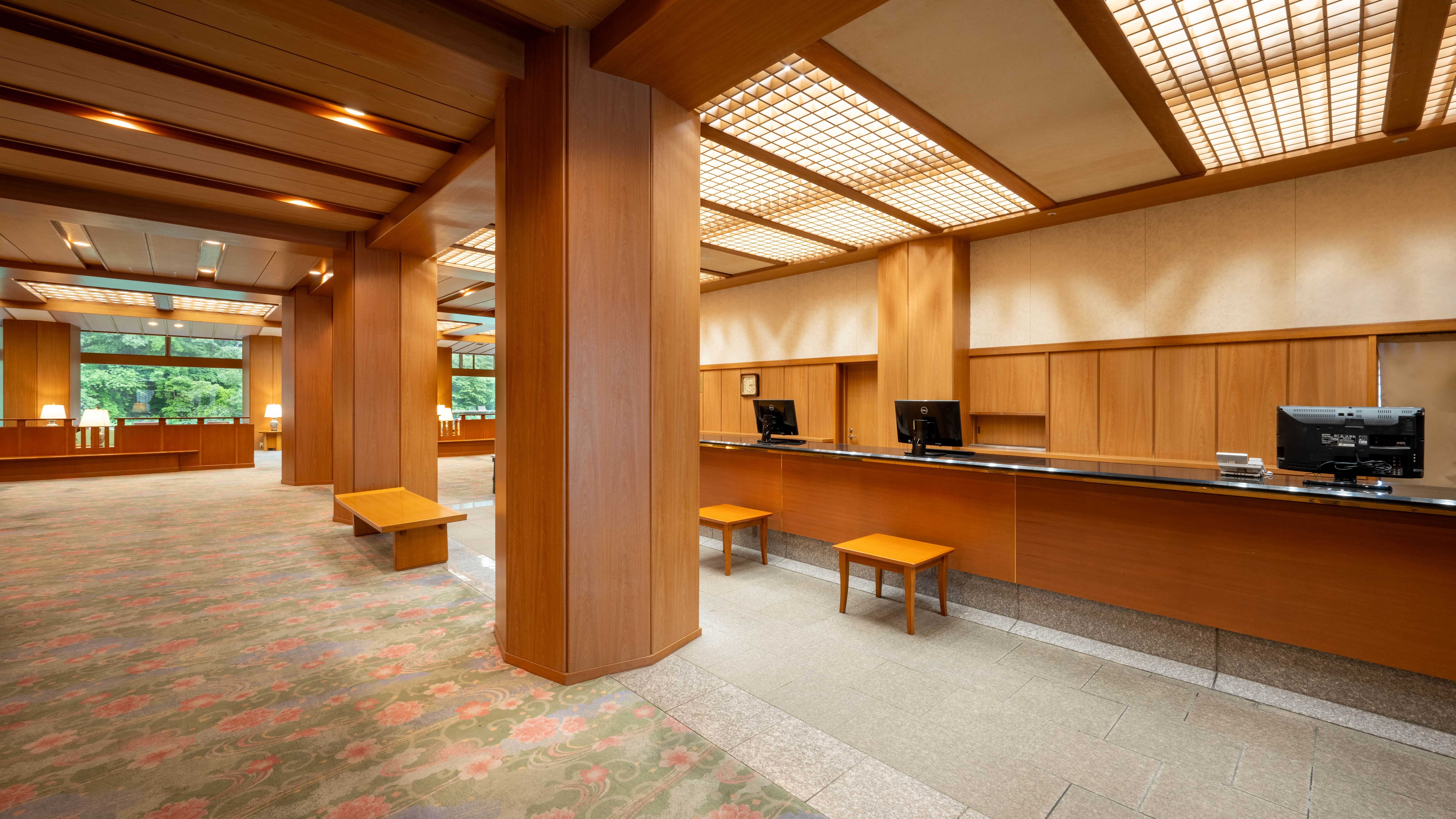 【フロント】ご質問などございましたらお気軽にお立ちよりください