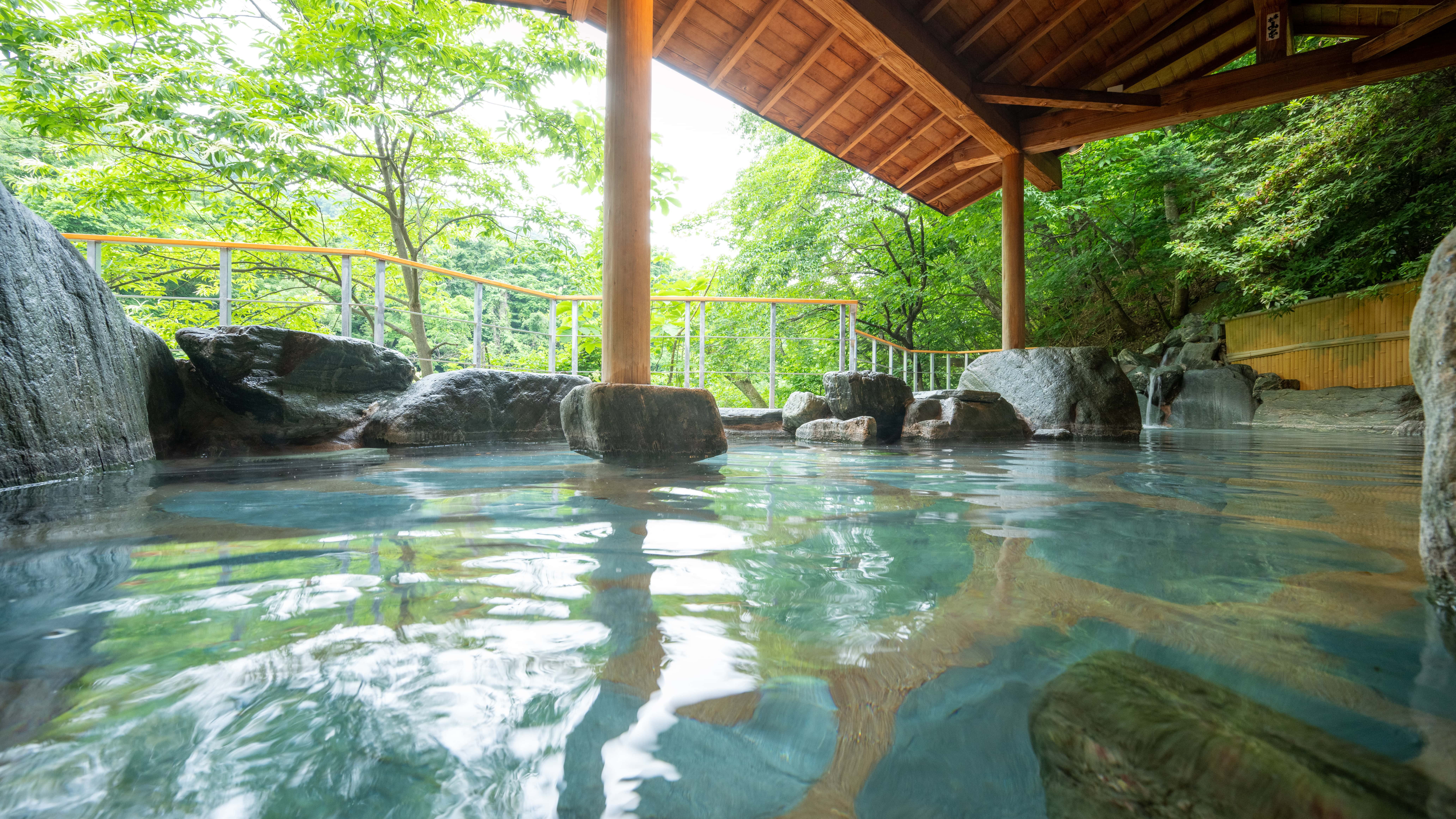 【露天風呂・さるあみの湯】大浴場は東北最大級！自然の眺めも美しい♪自家源泉の「弱アルカリ性単純泉」
