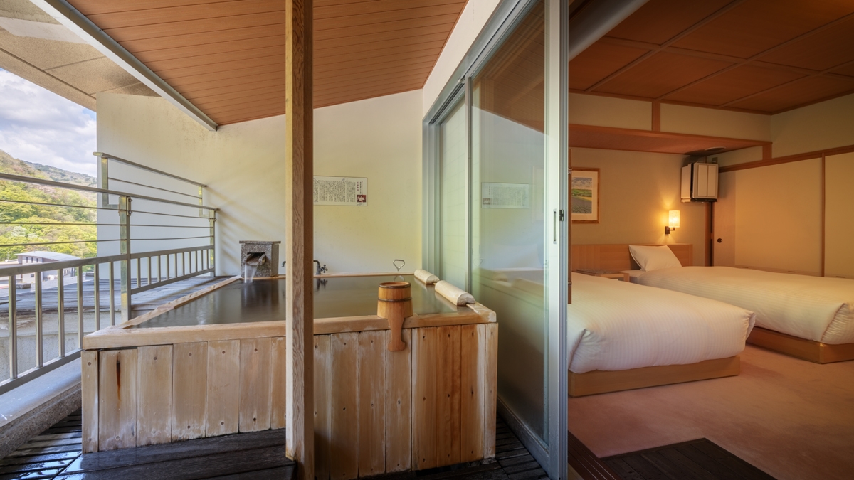 ロイヤルフロア露天風呂付客室〜ご夕食は月替わり究極会席「風舞」【レイトチェックアウト】