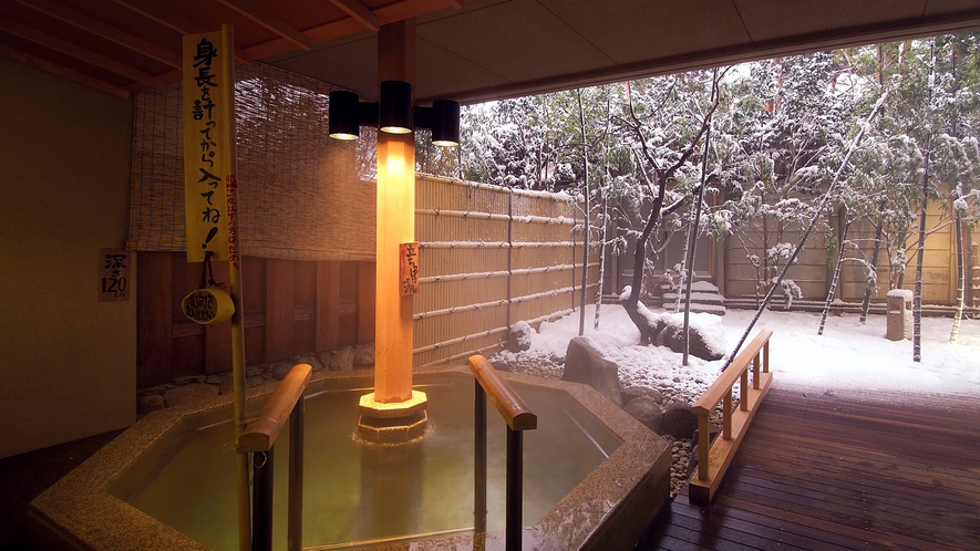 ◆庭園露天風呂「立ちっぱなしの湯」～雪景色～