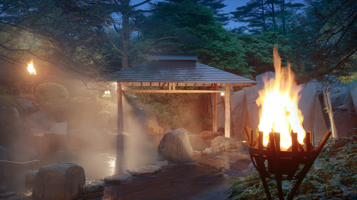 緑水亭ならでは！篝火を灯す幻想的な露天風呂