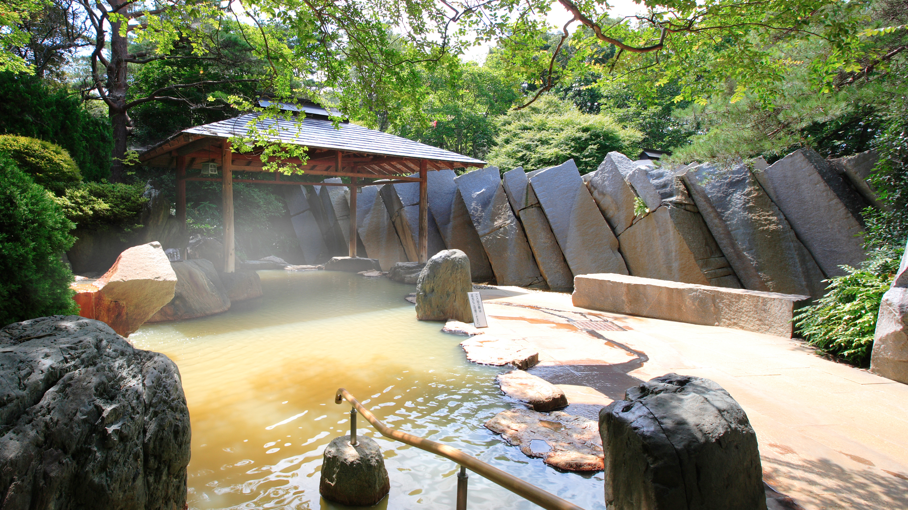 緑水亭ならでは！緑いっぱいの露天風呂