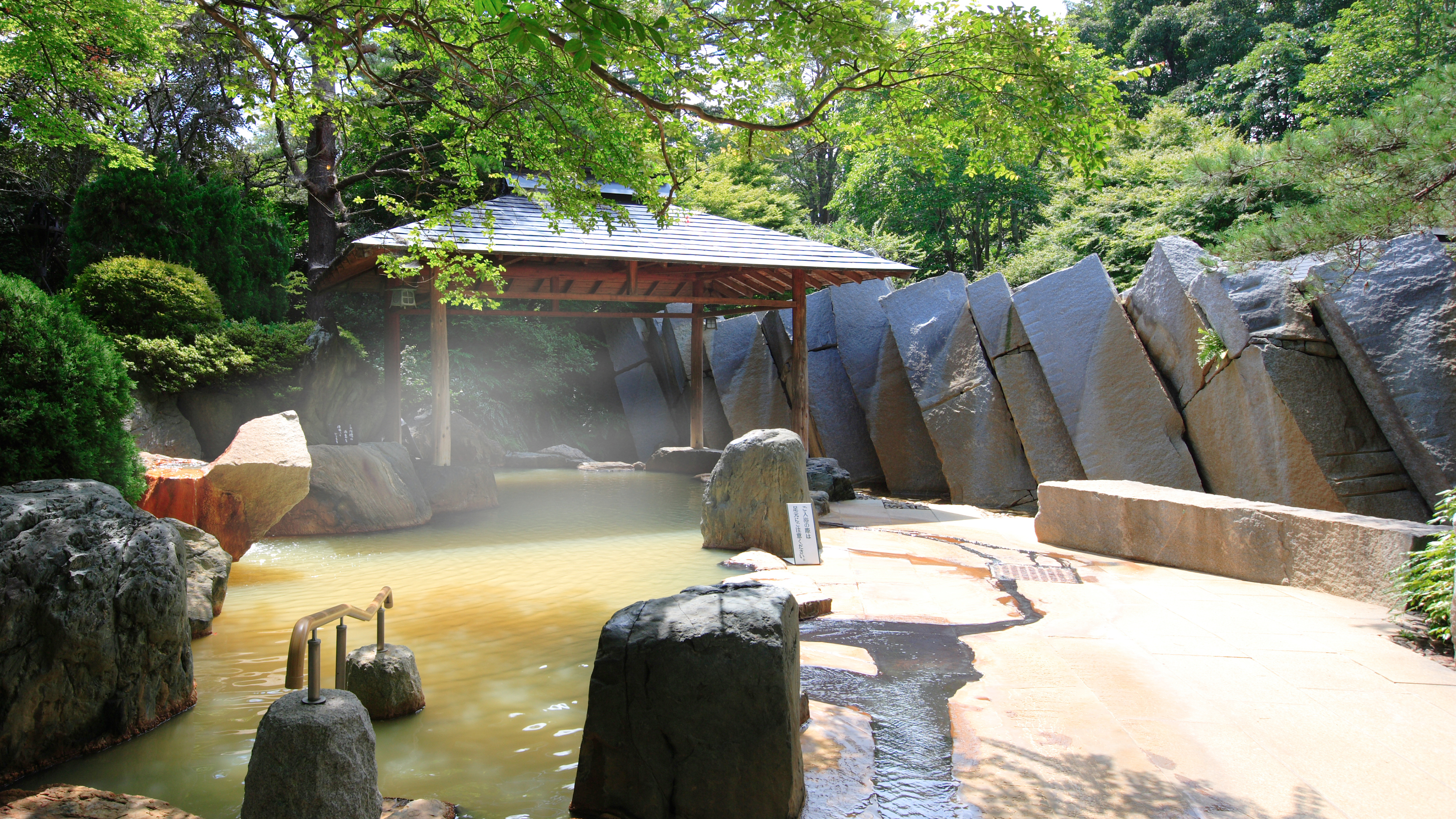 緑水亭ならでは！緑いっぱいの露天風呂