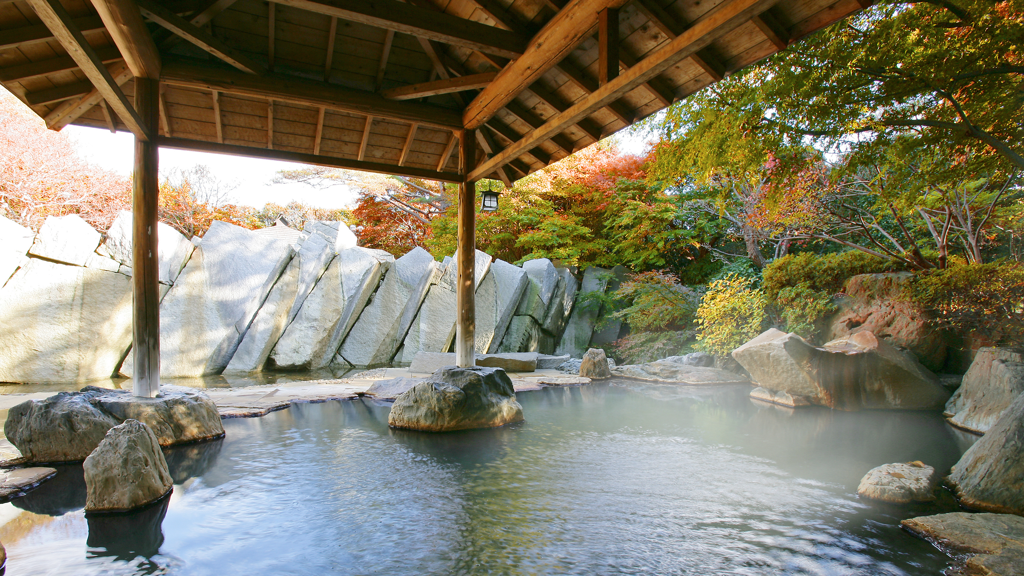 緑水亭ならでは！紅葉がきれいな露天風呂