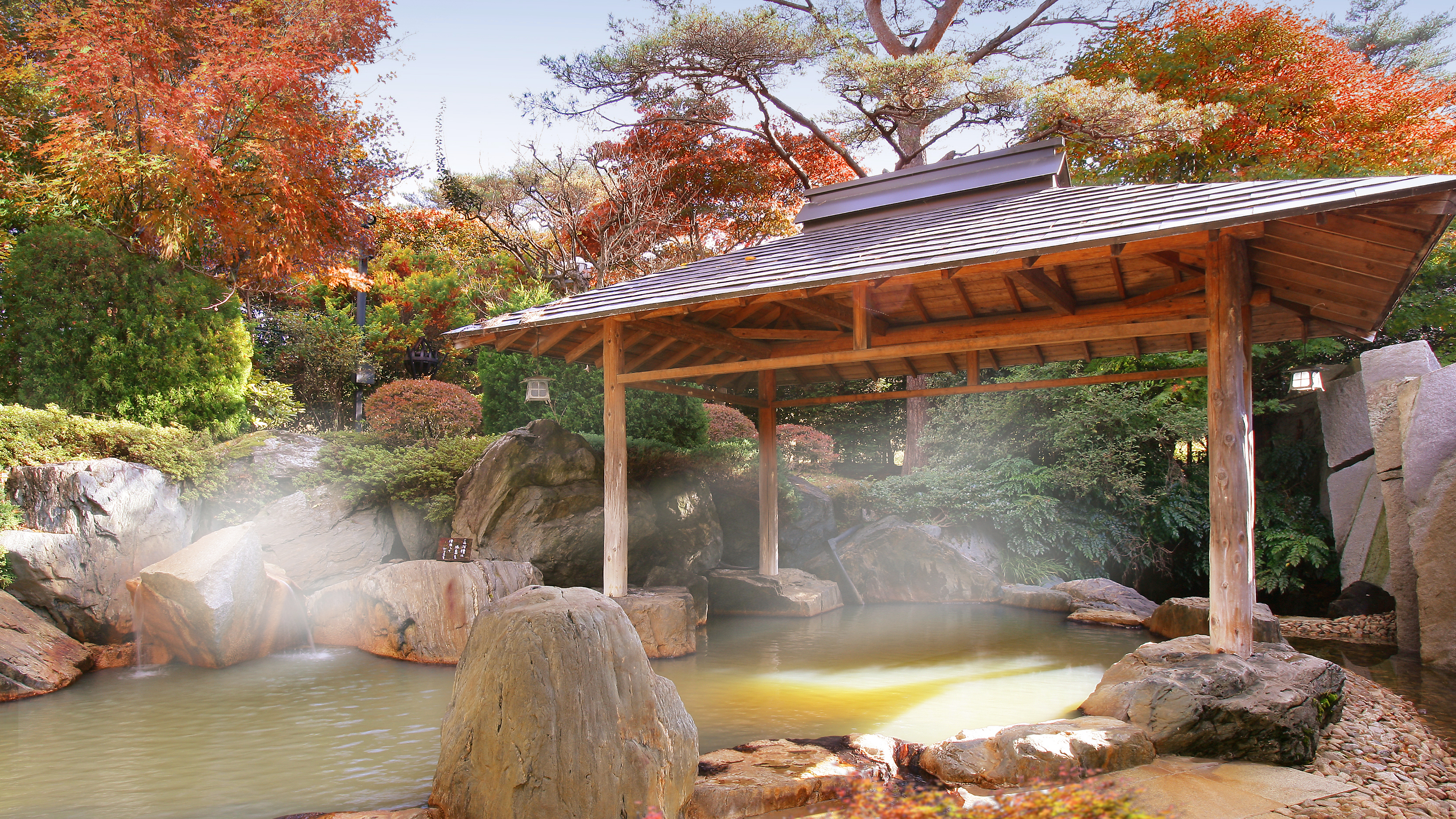 緑水亭ならでは！紅葉がきれいな露天風呂