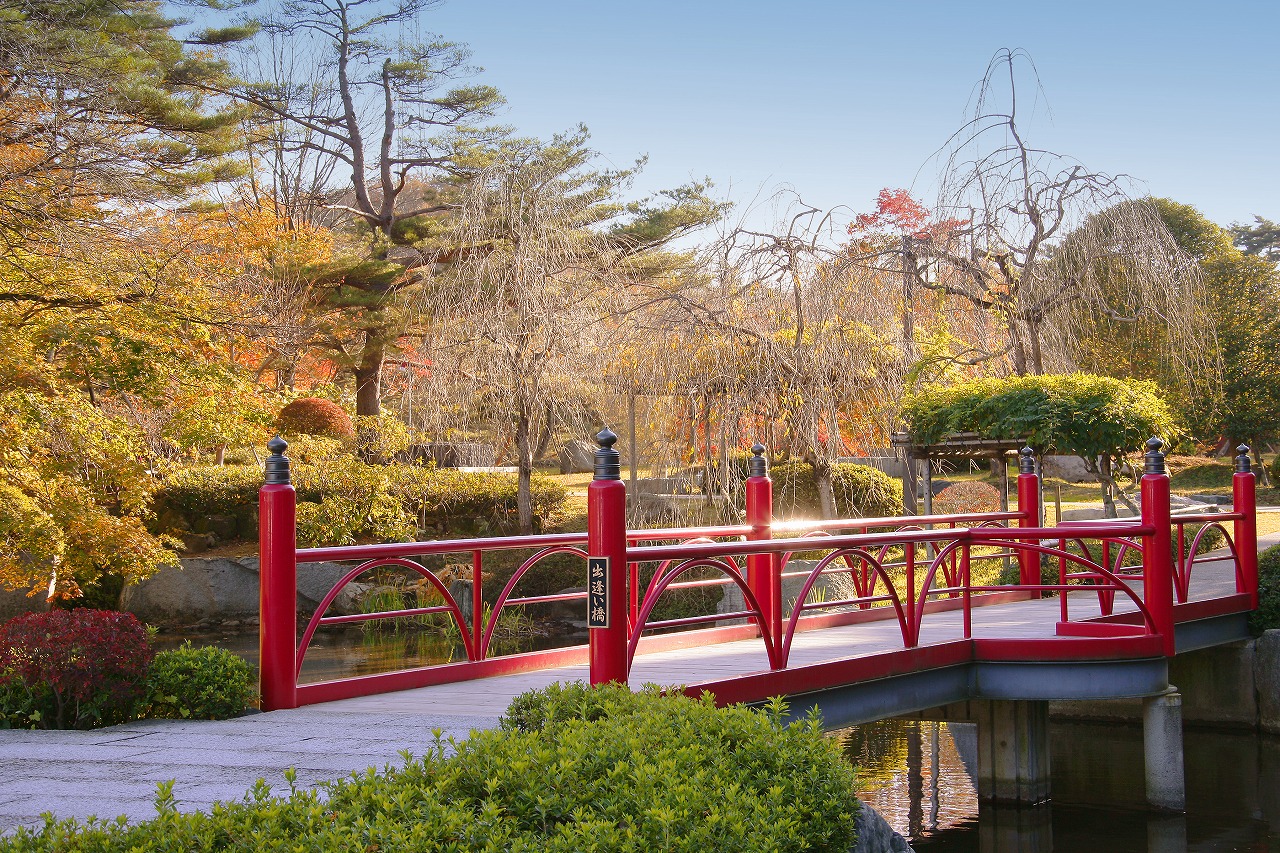 紅葉がきれいな秋の庭園　出逢い橋