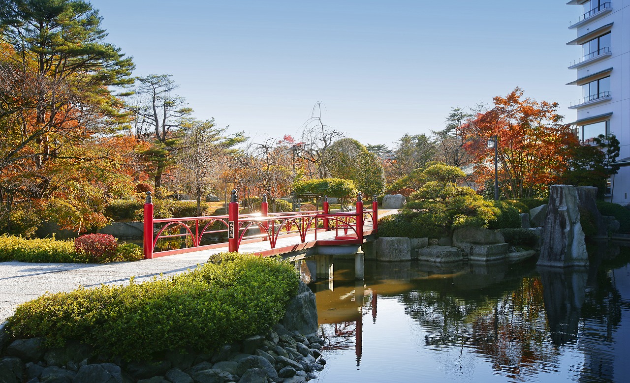 紅葉がきれいな秋の庭園　人気の記念撮影スポット