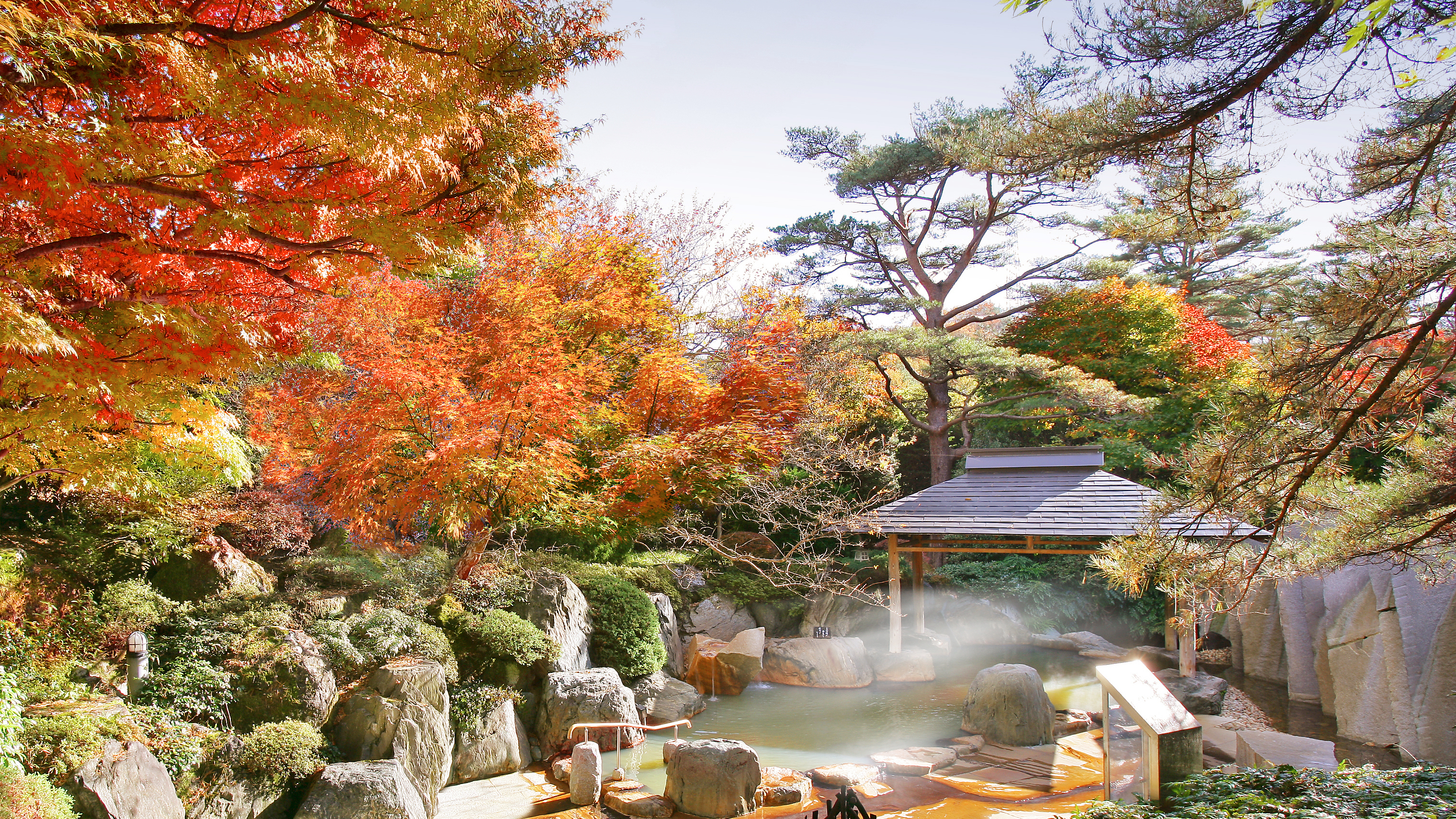 緑水亭ならでは！紅葉がきれいな露天風呂