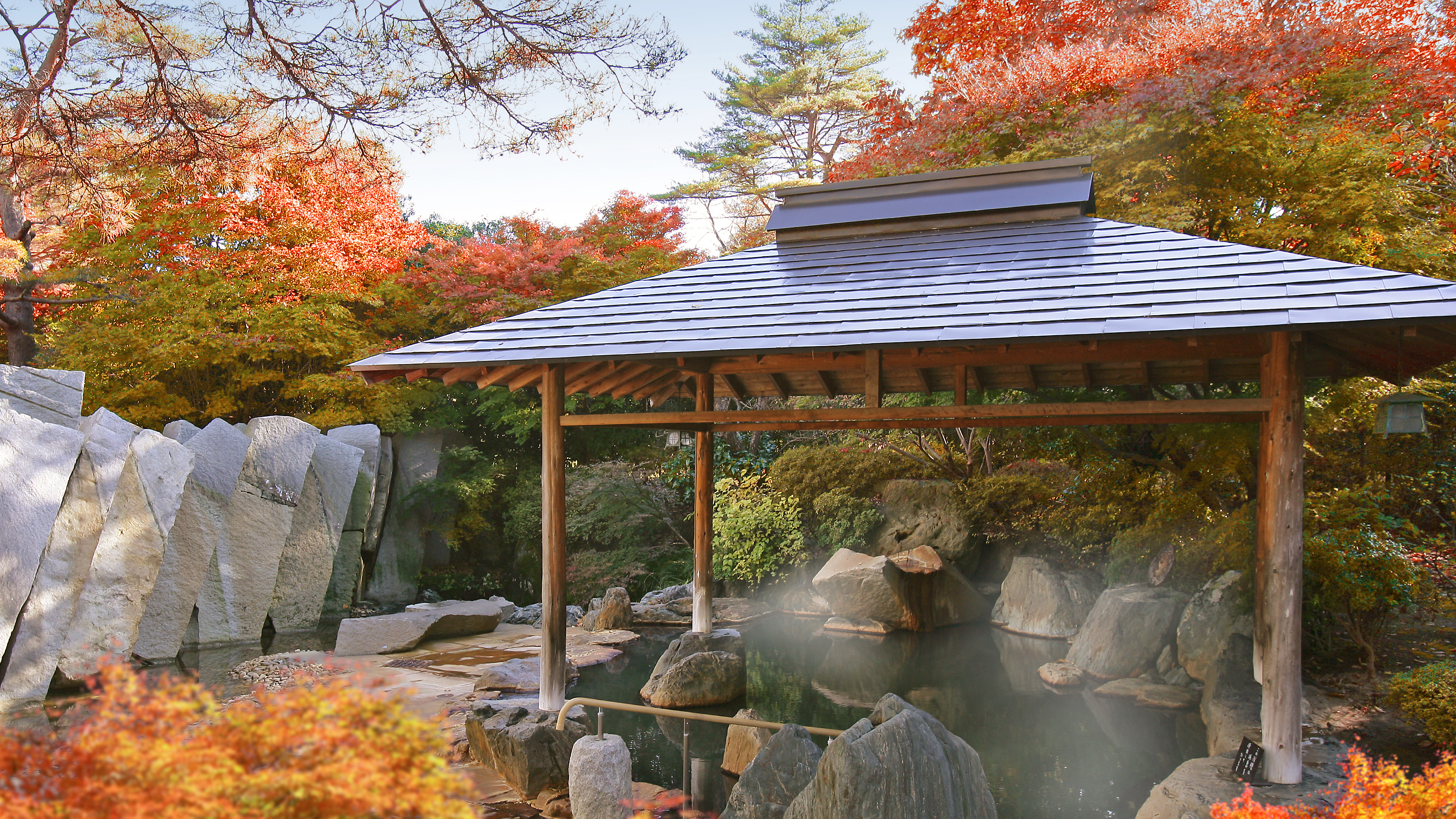 緑水亭ならでは！紅葉がきれいな露天風呂