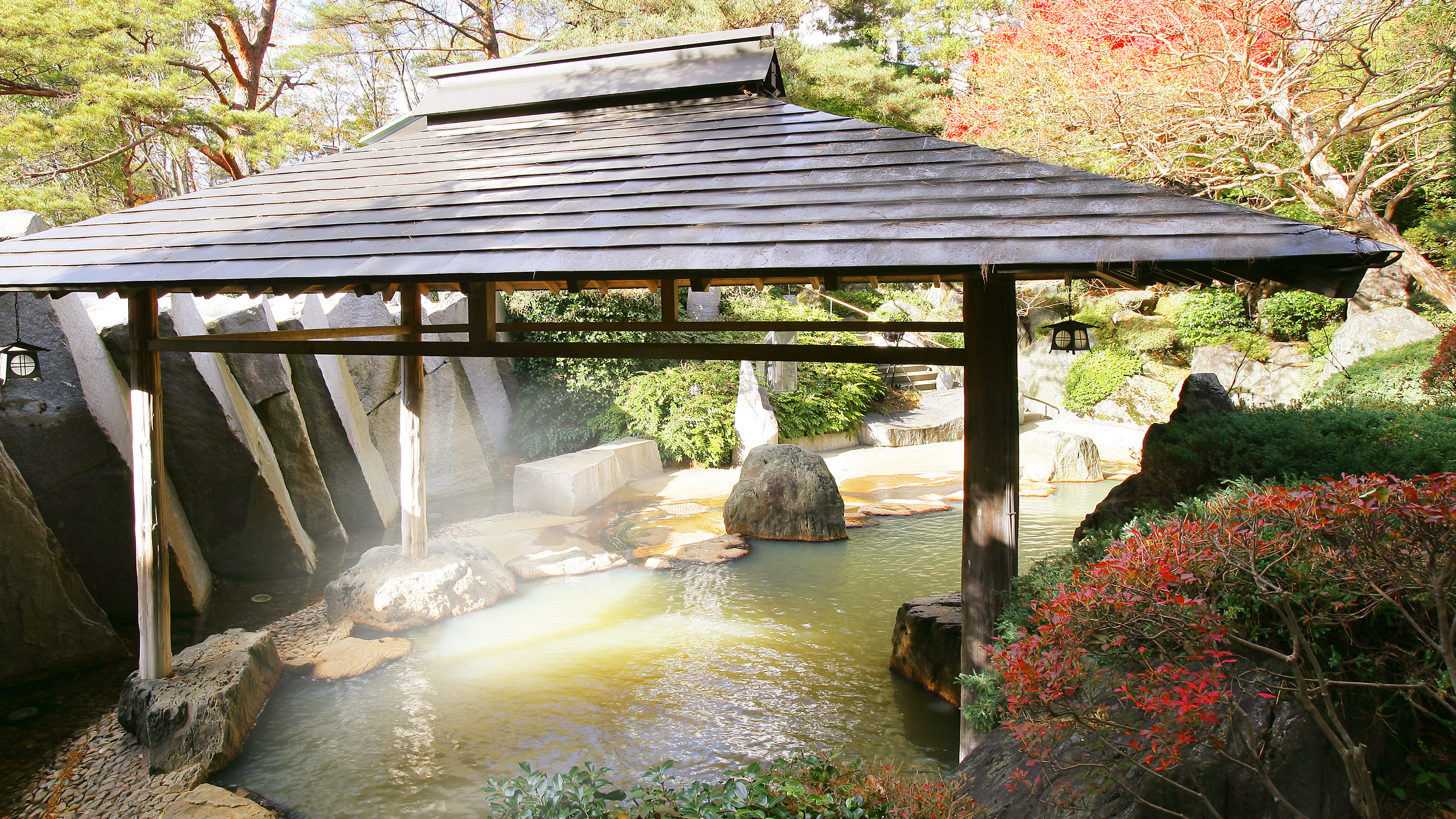 緑水亭ならでは！紅葉がきれいな露天風呂