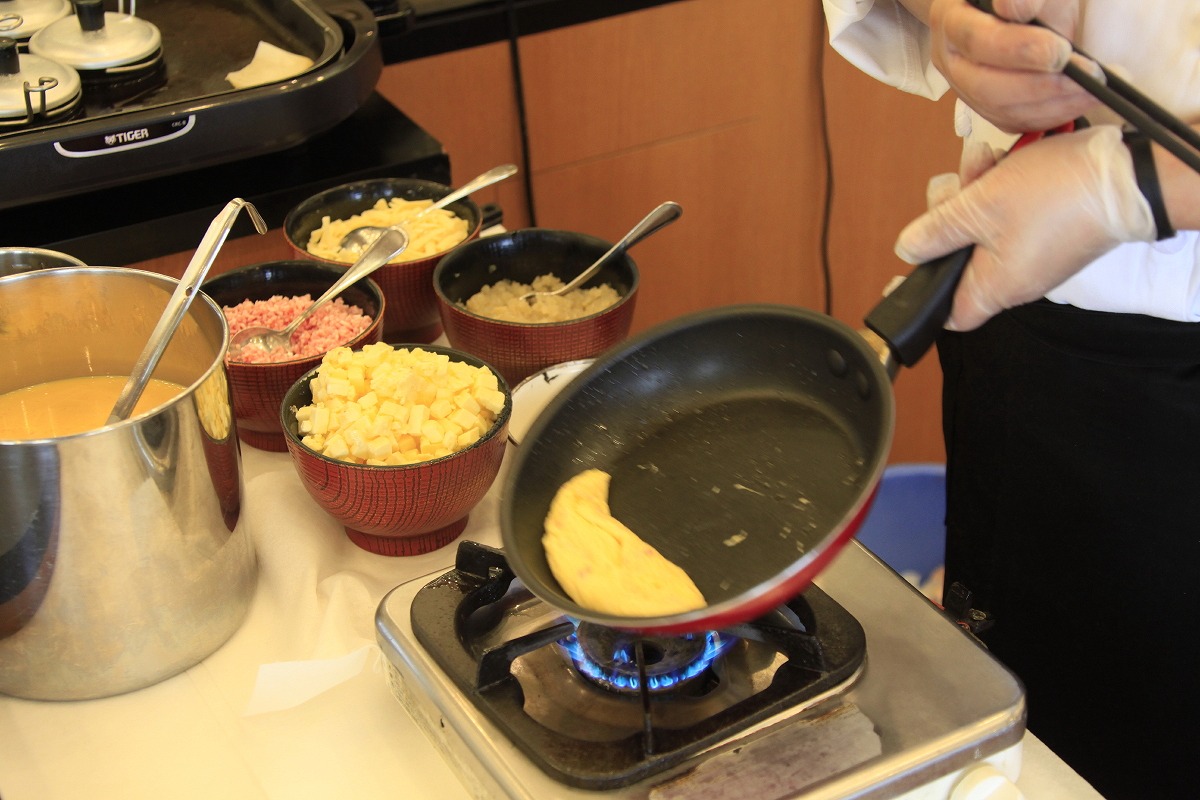 朝食バイキング　シェフ目の前で作るオムレツ　クルッ！