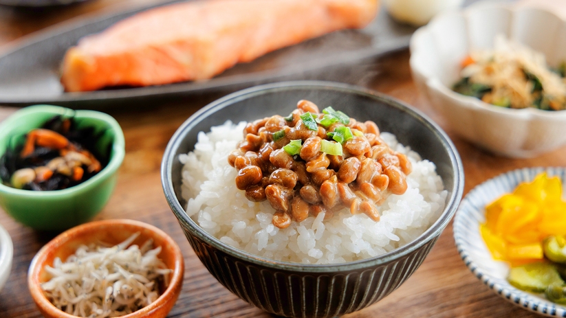 【朝食付】魚屋直仕入れの焼き鮭と水戸納豆を味わう！地元食材にこだわった彩り豊かな手作り和朝食膳