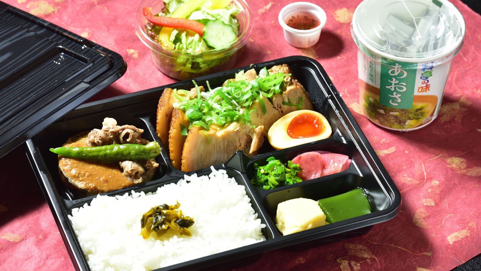 【お部屋でゆっくり食べる♪★豪華夕食弁当♪】上州牛香味焼き＆和豚もちぶた角煮◆貸切露天風呂無料