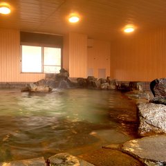 ■【東館1F・大浴場・「清爽の湯」ほととぎす】大浴場は男女ともにレトロ調な岩風呂です。