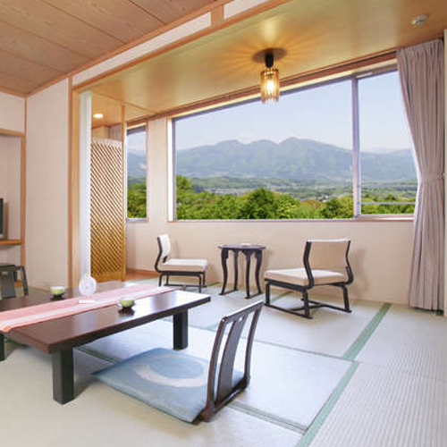 【東館最上階・和室10畳】広縁には椅子を2脚ご用意。朝のさわやかな景色も格別です。