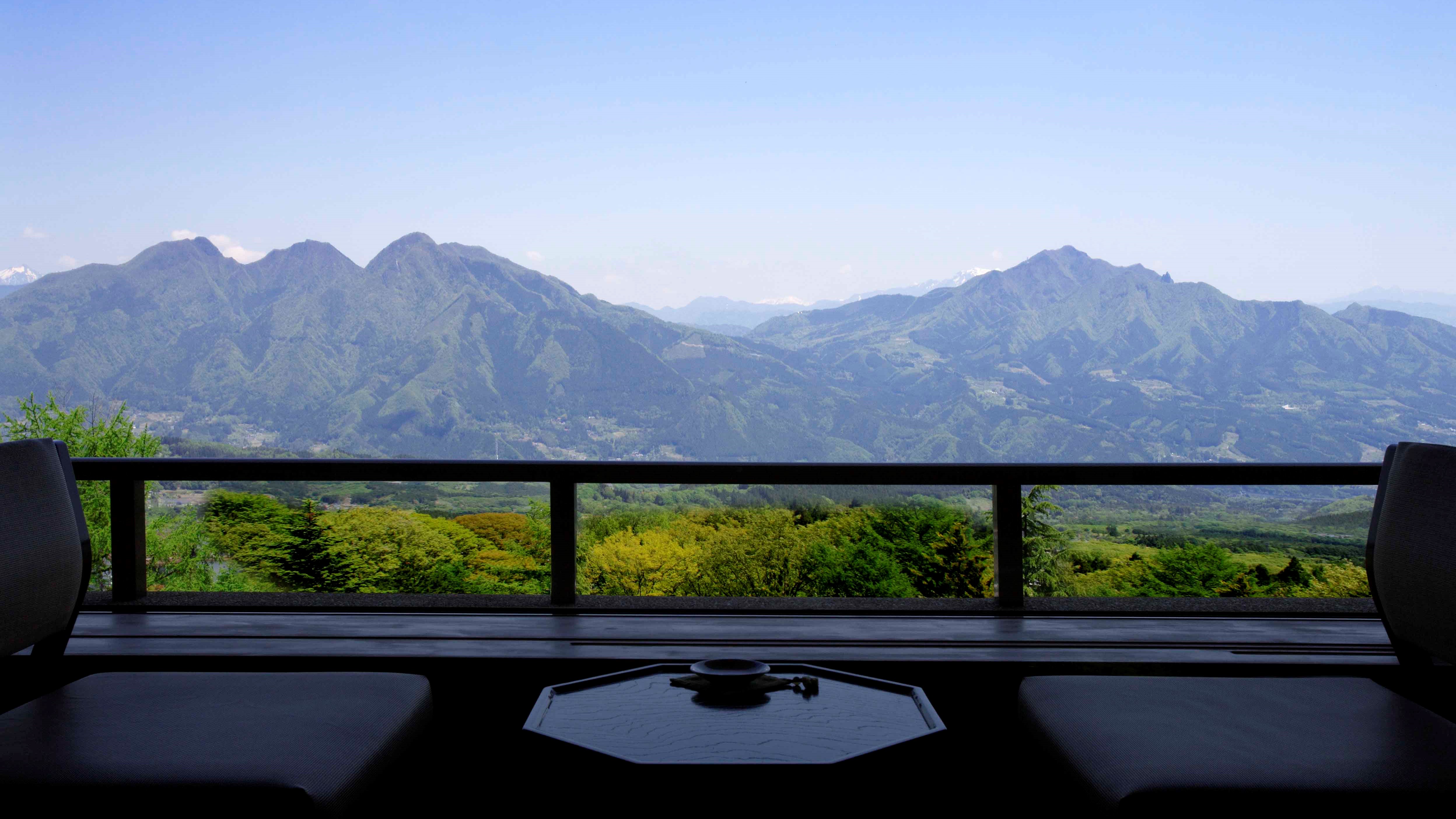 谷川岳を望む、絶景の特別展望ルーム