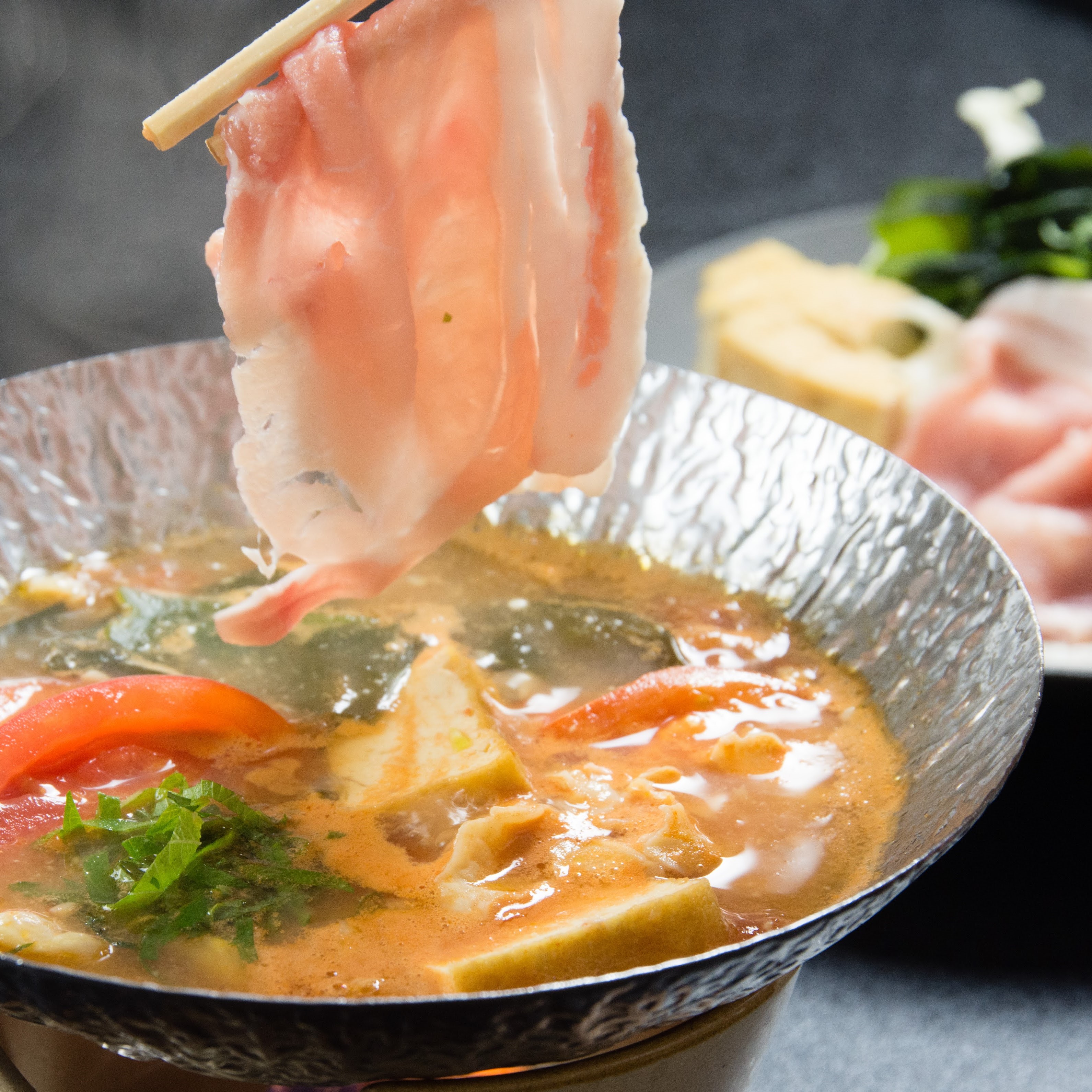 当館の夏オリジナル、ニンニクと味噌がきいた和風だしの「和豚もちぶたトマト鍋」