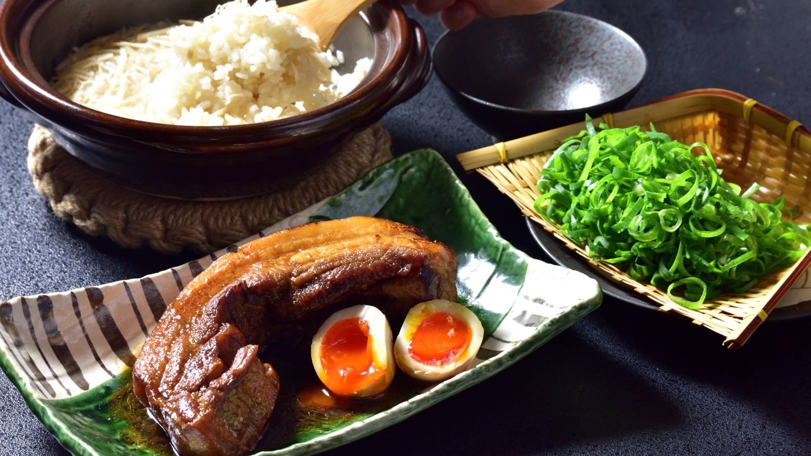 【晴観荘名物☆真田の養生ごはん】和豚もちぶた角煮ごはん（写真は2人前500g、ボリューム満点）