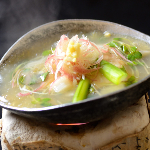 【夕食・台物】サーモンの味噌柚庵焼き　野沢餡掛け　トロっとしたあたたかい餡が美味しさを引き立てます。