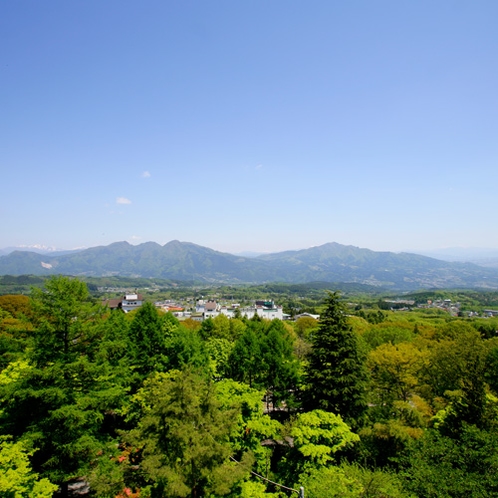 【東館客室からの眺め】 赤城山や谷川連峰、遠くは日光連山を望む大パノラマです。 