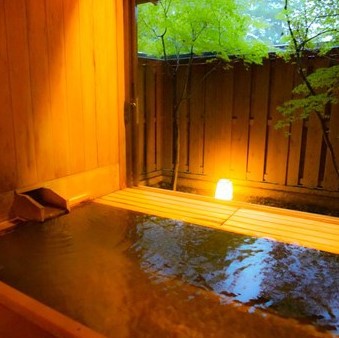 ■【東館B1・無料貸切露天風呂・二人静】抗菌作用のあるヒバ材を浴槽に使っています3