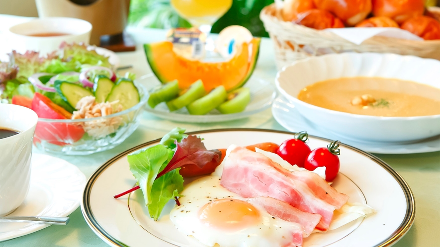 ・朝食一例　パンやスープ、卵料理の洋食をお召し上がりください