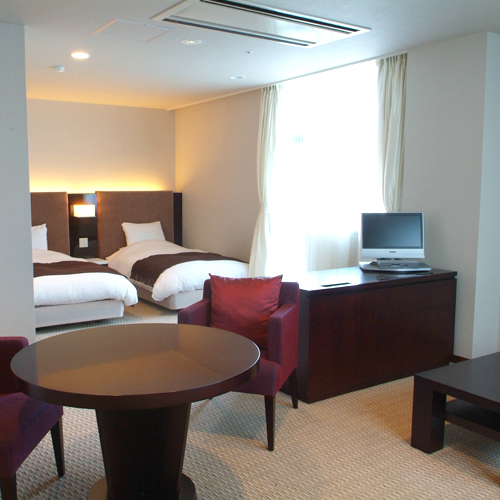 * [Contoh kamar semi-suite] Fasilitas seperti handuk tangan dan jubah mandi berbeda dari kamar lain.