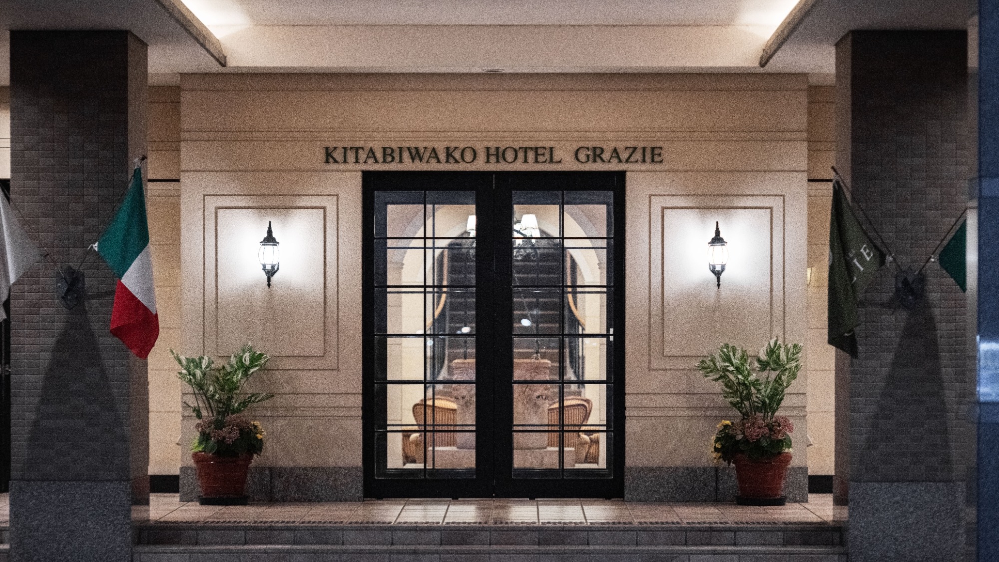 ホテル外観｜玄関