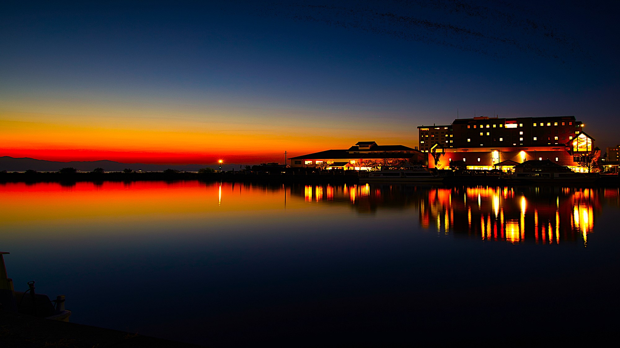 ホテル外観｜夕景